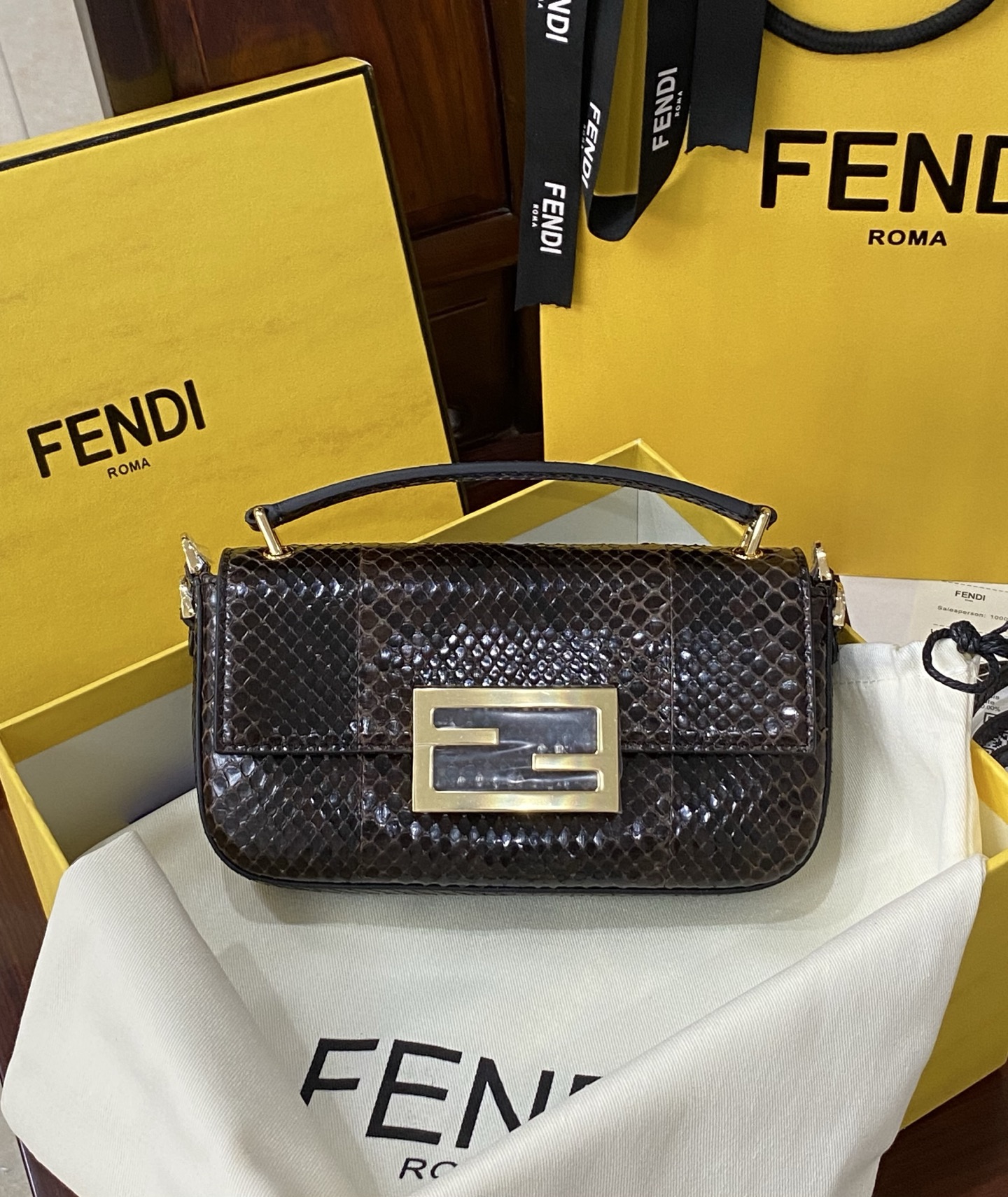 集合：现货🔥进口蟒蛇皮🐍，最新款独家正品开模，最新款法棍手机包，容量测评可以放手机+几个卡，Baguette智能手机包采用前翻盖设计，配有FF磁铁纽扣开合。小提手，可调节、可拆卸肩带，复古金饰面金属配件。
尺寸：19✖️11✖️3cm
货号:7AS142AP 