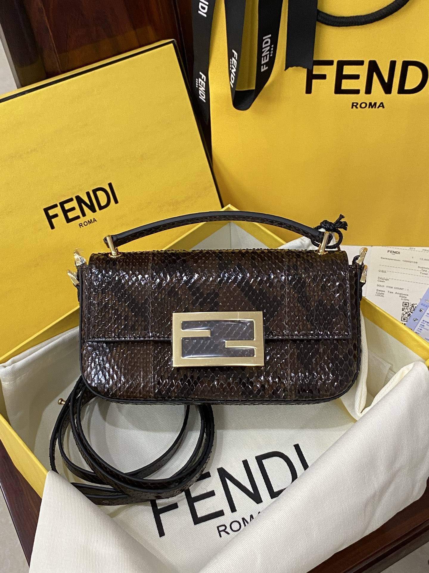 集合：现货🔥进口蟒蛇皮🐍，最新款独家正品开模，最新款法棍手机包，容量测评可以放手机+几个卡，Baguette智能手机包采用前翻盖设计，配有FF磁铁纽扣开合。小提手，可调节、可拆卸肩带，复古金饰面金属配件。
尺寸：19✖️11✖️3cm
货号:7AS142AP 