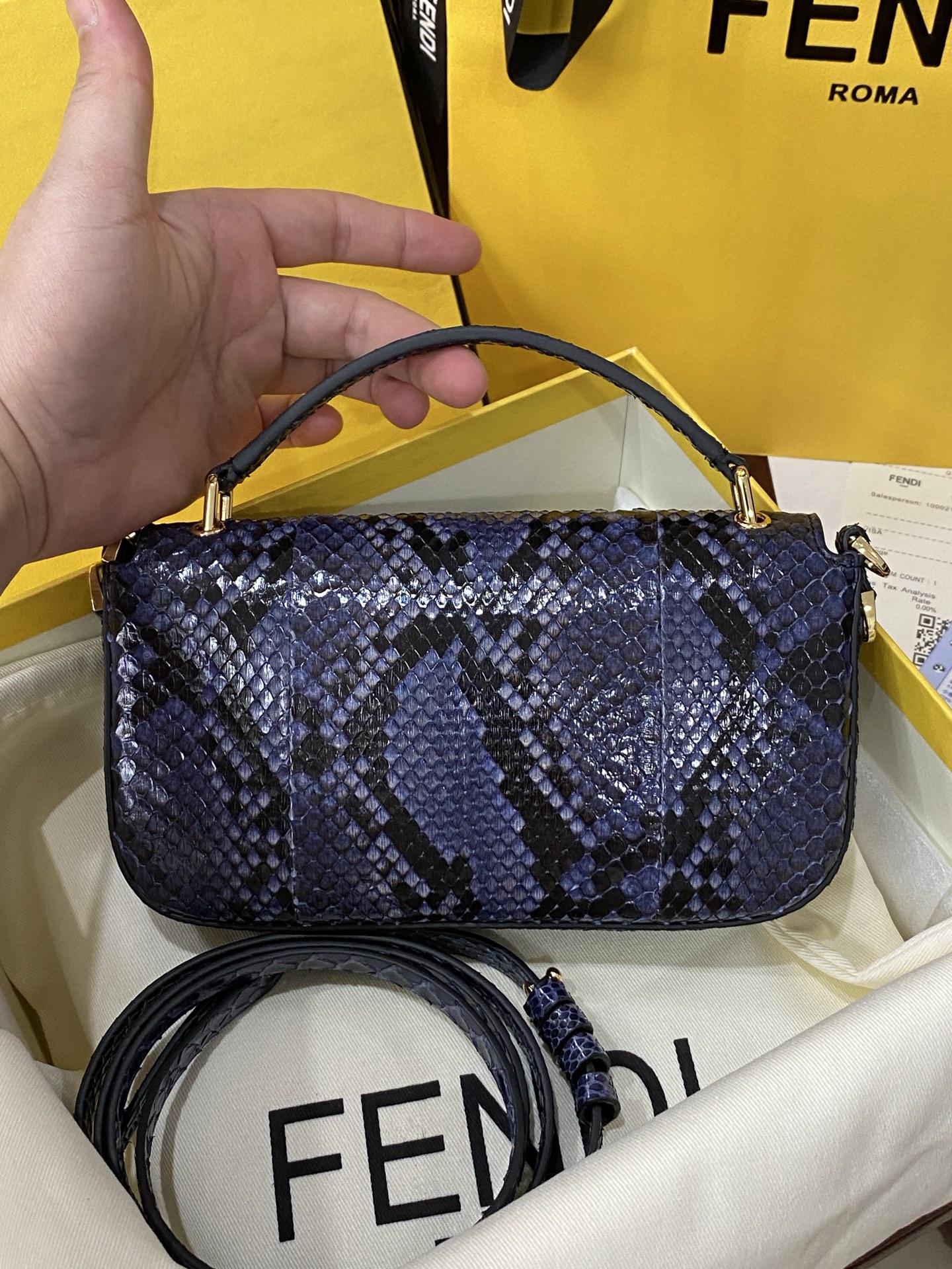 特级原厂💰980
现货🔥进口蟒蛇皮🐍，最新款独家正品开模，最新款法棍手机包，容量测评可以放手机+几个卡，Baguette智能手机包采用前翻盖设计，配有FF磁铁纽扣开合。小提手，可调节、可拆卸肩带，复古金饰面金属配件。
尺寸：19✖️11✖️3cm
货号:7AS142AP