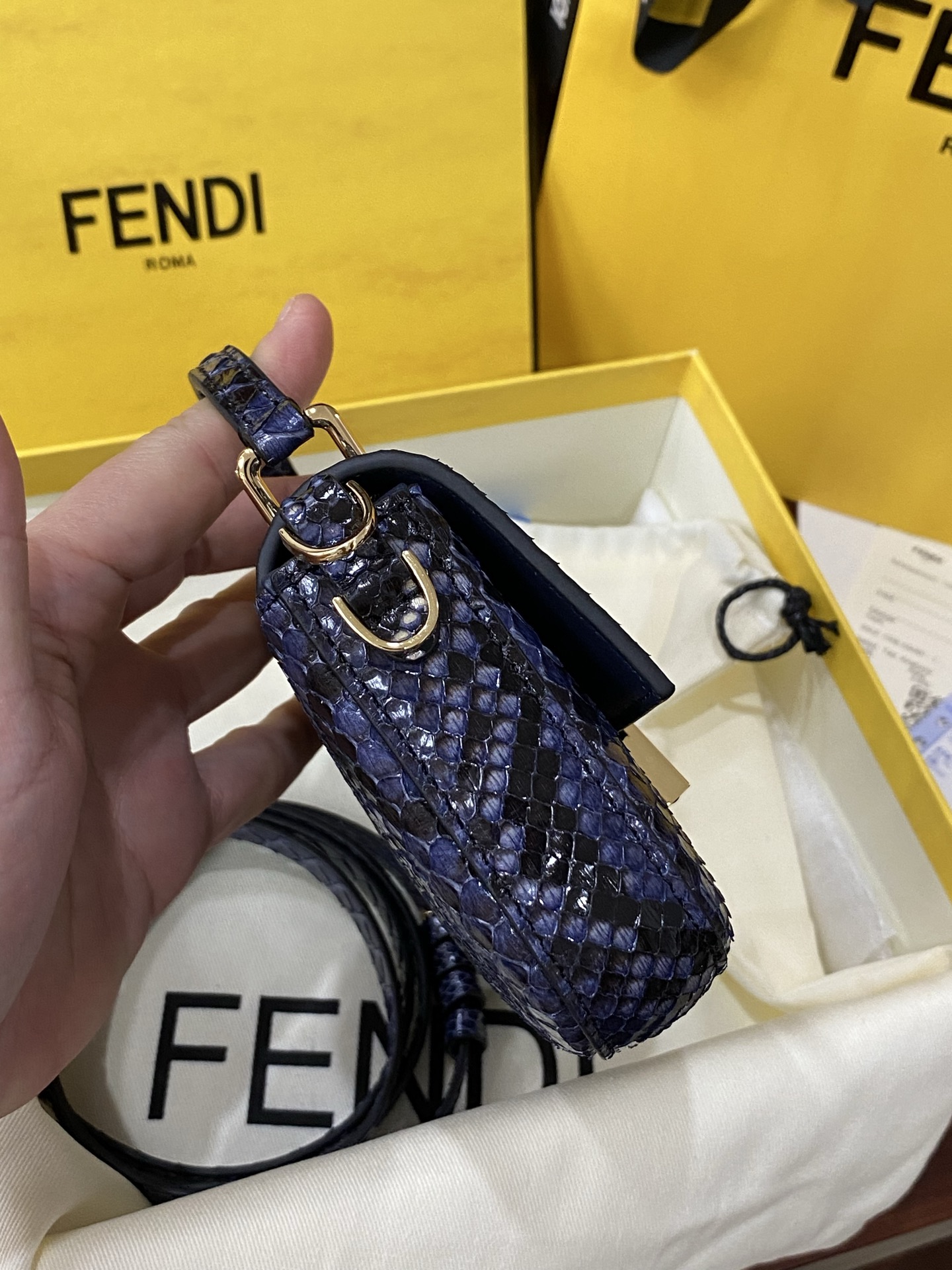 特级原厂💰980
现货🔥进口蟒蛇皮🐍，最新款独家正品开模，最新款法棍手机包，容量测评可以放手机+几个卡，Baguette智能手机包采用前翻盖设计，配有FF磁铁纽扣开合。小提手，可调节、可拆卸肩带，复古金饰面金属配件。
尺寸：19✖️11✖️3cm
货号:7AS142AP