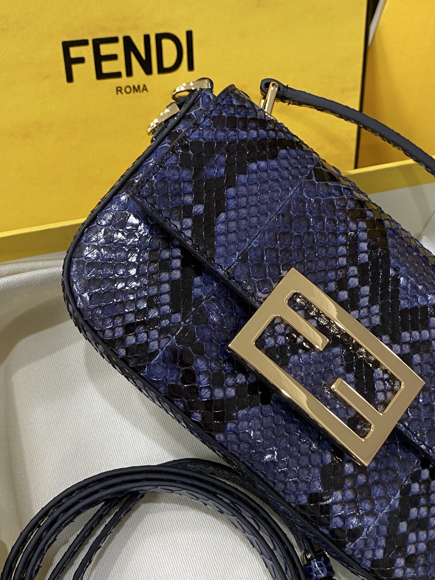 特级原厂💰980
现货🔥进口蟒蛇皮🐍，最新款独家正品开模，最新款法棍手机包，容量测评可以放手机+几个卡，Baguette智能手机包采用前翻盖设计，配有FF磁铁纽扣开合。小提手，可调节、可拆卸肩带，复古金饰面金属配件。
尺寸：19✖️11✖️3cm
货号:7AS142AP