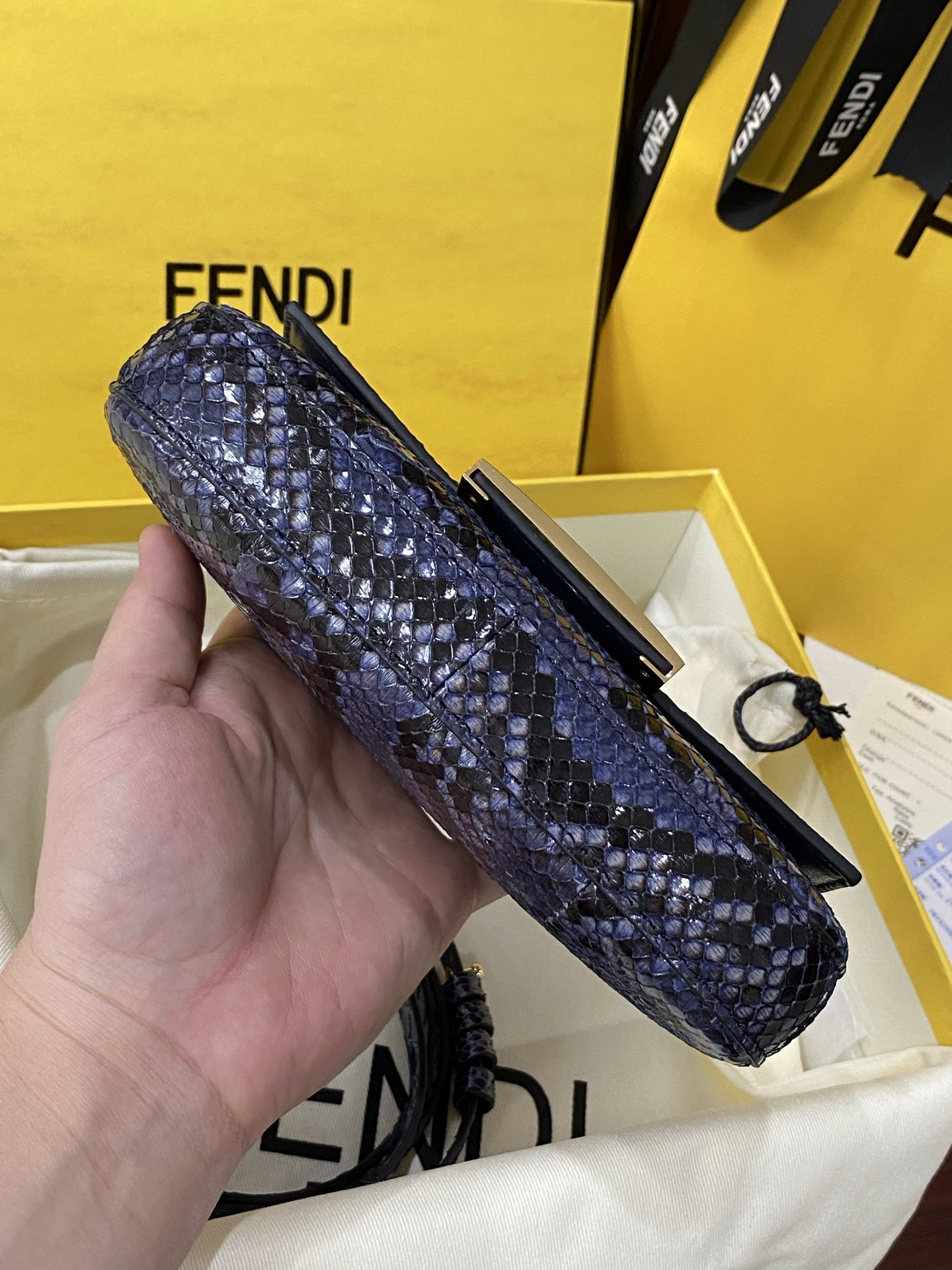 特级原厂💰980
现货🔥进口蟒蛇皮🐍，最新款独家正品开模，最新款法棍手机包，容量测评可以放手机+几个卡，Baguette智能手机包采用前翻盖设计，配有FF磁铁纽扣开合。小提手，可调节、可拆卸肩带，复古金饰面金属配件。
尺寸：19✖️11✖️3cm
货号:7AS142AP