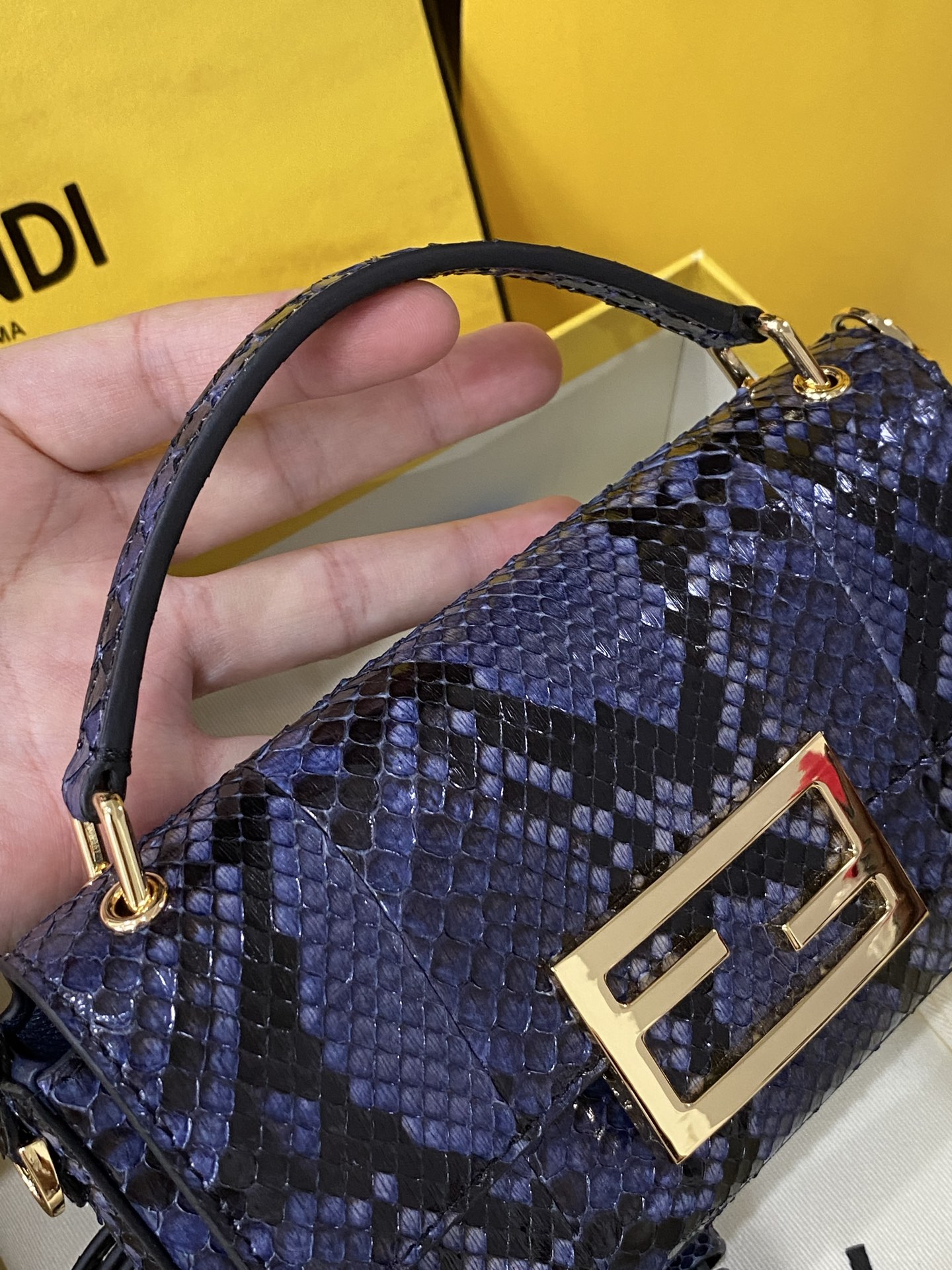 特级原厂💰980
现货🔥进口蟒蛇皮🐍，最新款独家正品开模，最新款法棍手机包，容量测评可以放手机+几个卡，Baguette智能手机包采用前翻盖设计，配有FF磁铁纽扣开合。小提手，可调节、可拆卸肩带，复古金饰面金属配件。
尺寸：19✖️11✖️3cm
货号:7AS142AP