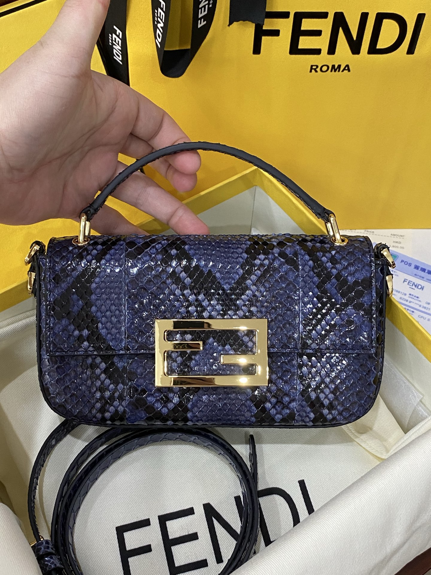 特级原厂💰980
现货🔥进口蟒蛇皮🐍，最新款独家正品开模，最新款法棍手机包，容量测评可以放手机+几个卡，Baguette智能手机包采用前翻盖设计，配有FF磁铁纽扣开合。小提手，可调节、可拆卸肩带，复古金饰面金属配件。
尺寸：19✖️11✖️3cm
货号:7AS142AP