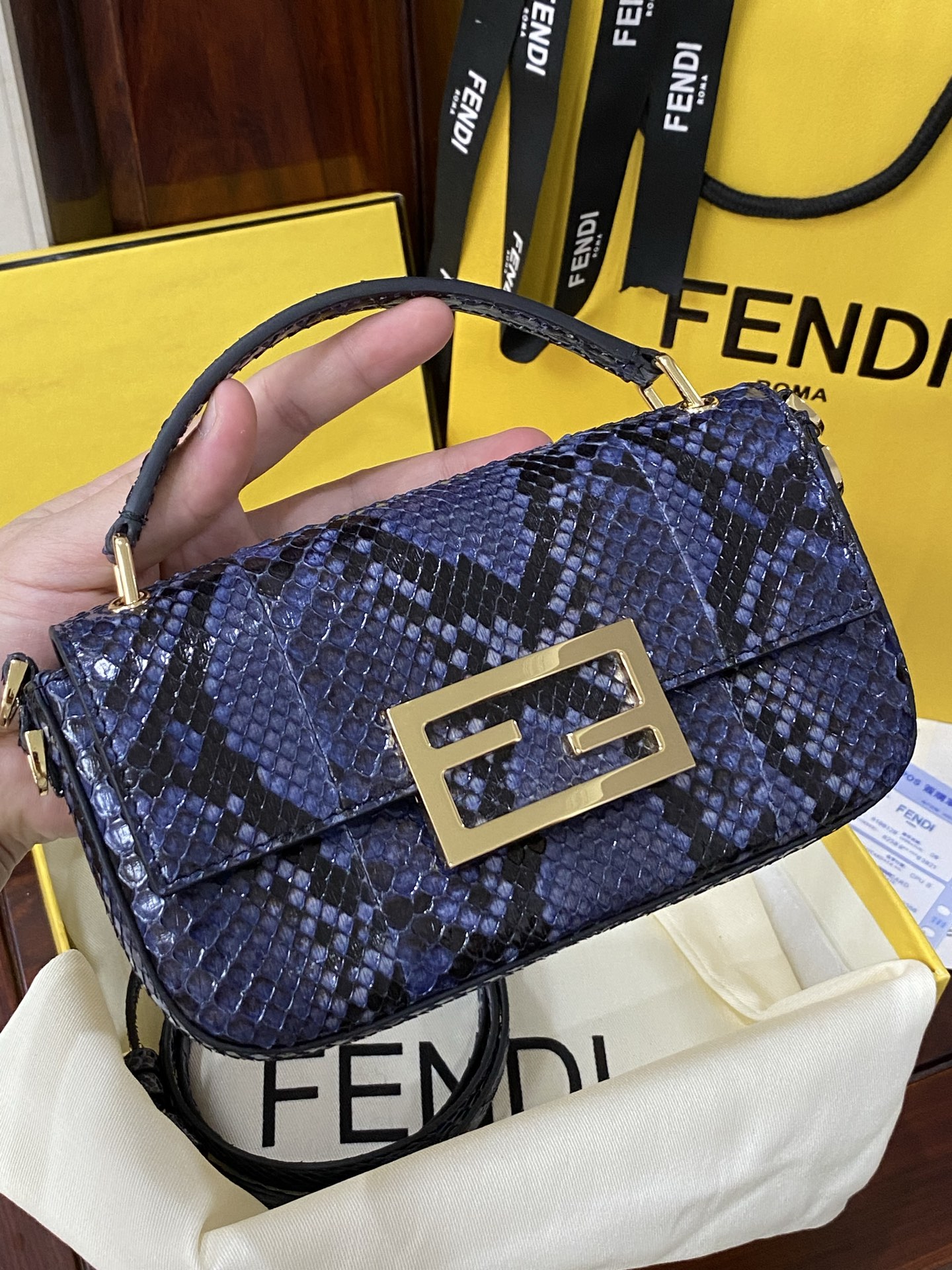 特级原厂💰980
现货🔥进口蟒蛇皮🐍，最新款独家正品开模，最新款法棍手机包，容量测评可以放手机+几个卡，Baguette智能手机包采用前翻盖设计，配有FF磁铁纽扣开合。小提手，可调节、可拆卸肩带，复古金饰面金属配件。
尺寸：19✖️11✖️3cm
货号:7AS142AP