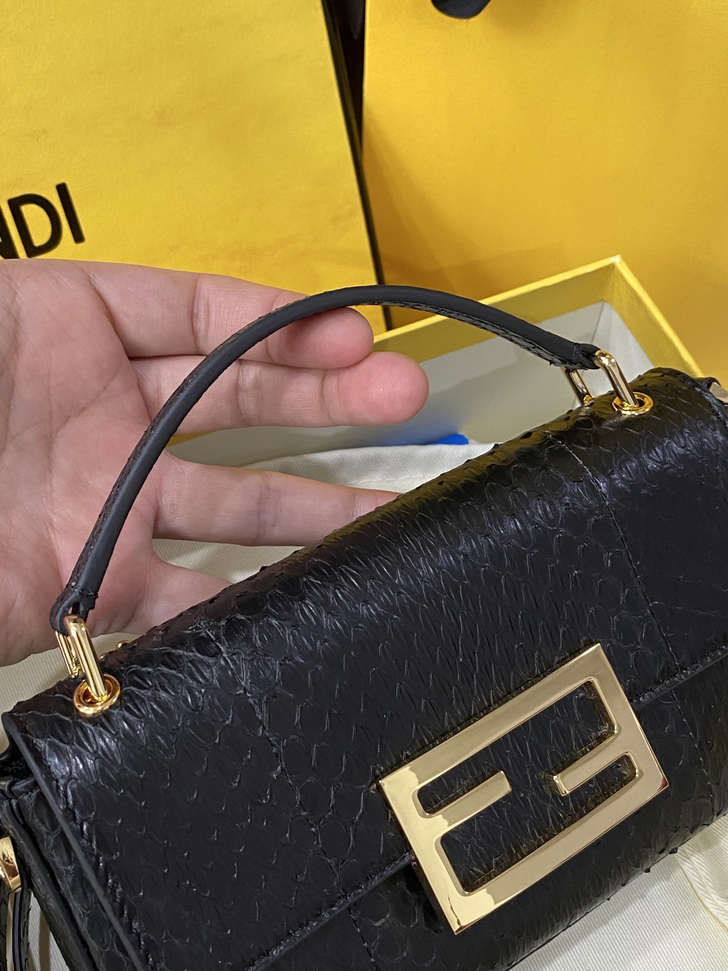 特级原厂💰980
现货🔥进口蟒蛇皮🐍，最新款独家正品开模，最新款法棍手机包，容量测评可以放手机+几个卡，Baguette智能手机包采用前翻盖设计，配有FF磁铁纽扣开合。小提手，可调节、可拆卸肩带，复古金饰面金属配件。
尺寸：19✖️11✖️3cm
货号:7AS142AP