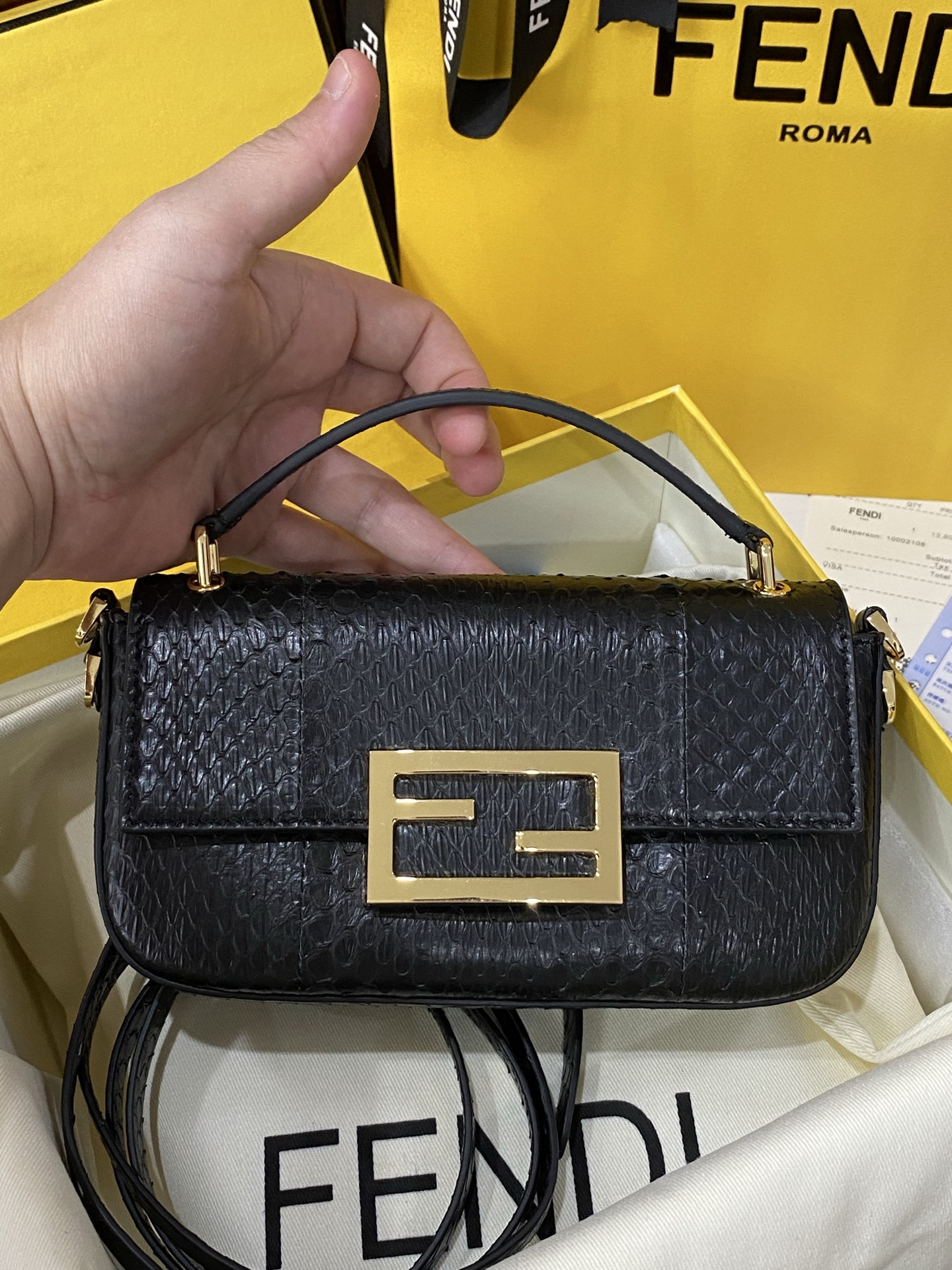 特级原厂💰980
现货🔥进口蟒蛇皮🐍，最新款独家正品开模，最新款法棍手机包，容量测评可以放手机+几个卡，Baguette智能手机包采用前翻盖设计，配有FF磁铁纽扣开合。小提手，可调节、可拆卸肩带，复古金饰面金属配件。
尺寸：19✖️11✖️3cm
货号:7AS142AP