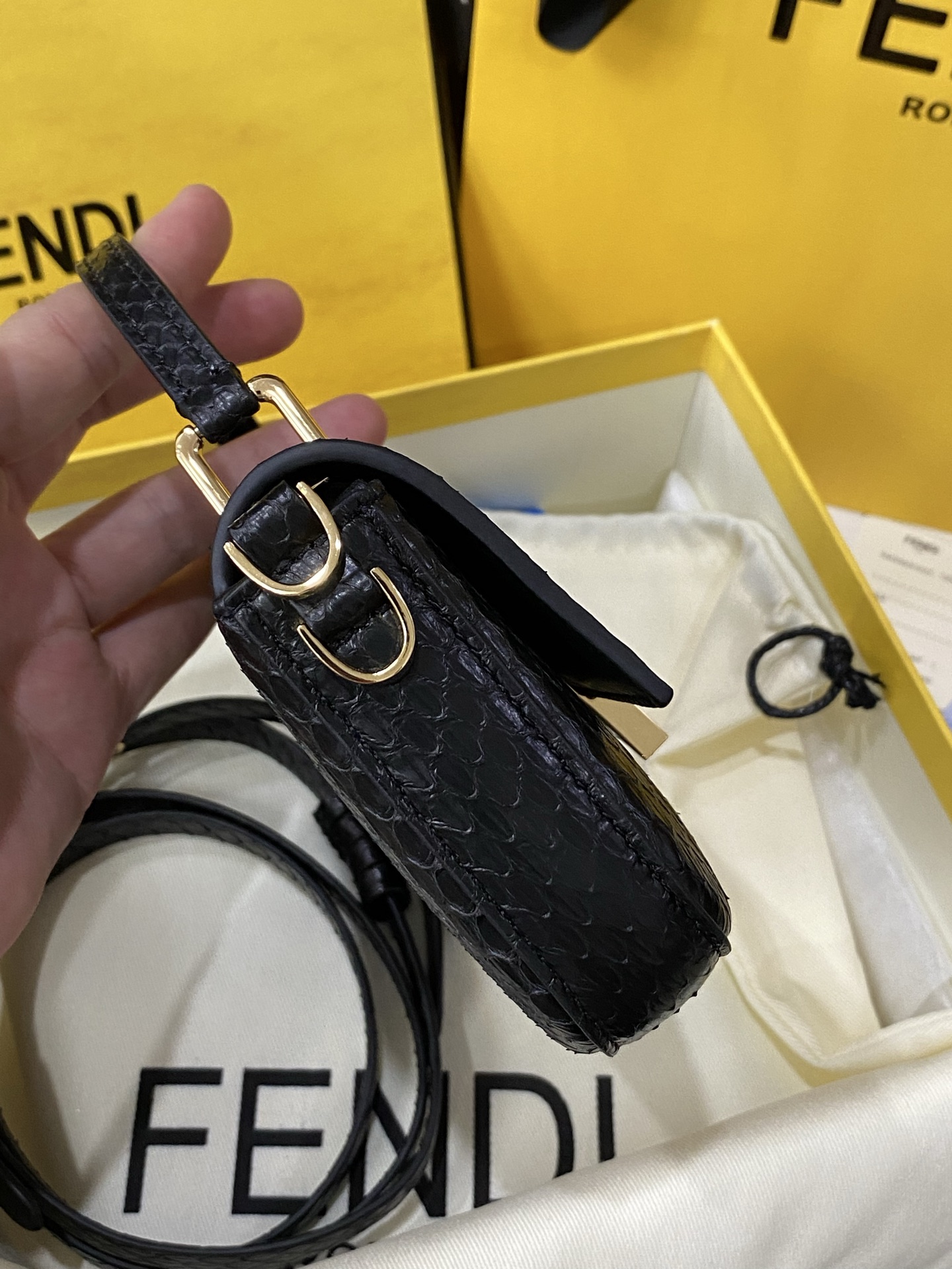 特级原厂💰980
现货🔥进口蟒蛇皮🐍，最新款独家正品开模，最新款法棍手机包，容量测评可以放手机+几个卡，Baguette智能手机包采用前翻盖设计，配有FF磁铁纽扣开合。小提手，可调节、可拆卸肩带，复古金饰面金属配件。
尺寸：19✖️11✖️3cm
货号:7AS142AP