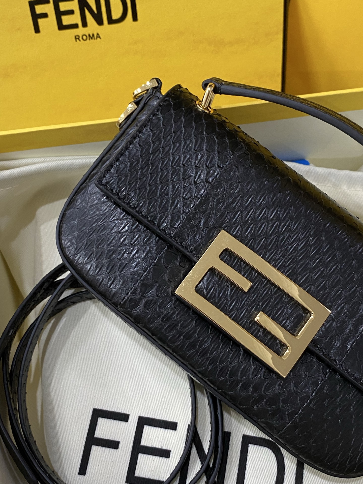 特级原厂💰980
现货🔥进口蟒蛇皮🐍，最新款独家正品开模，最新款法棍手机包，容量测评可以放手机+几个卡，Baguette智能手机包采用前翻盖设计，配有FF磁铁纽扣开合。小提手，可调节、可拆卸肩带，复古金饰面金属配件。
尺寸：19✖️11✖️3cm
货号:7AS142AP