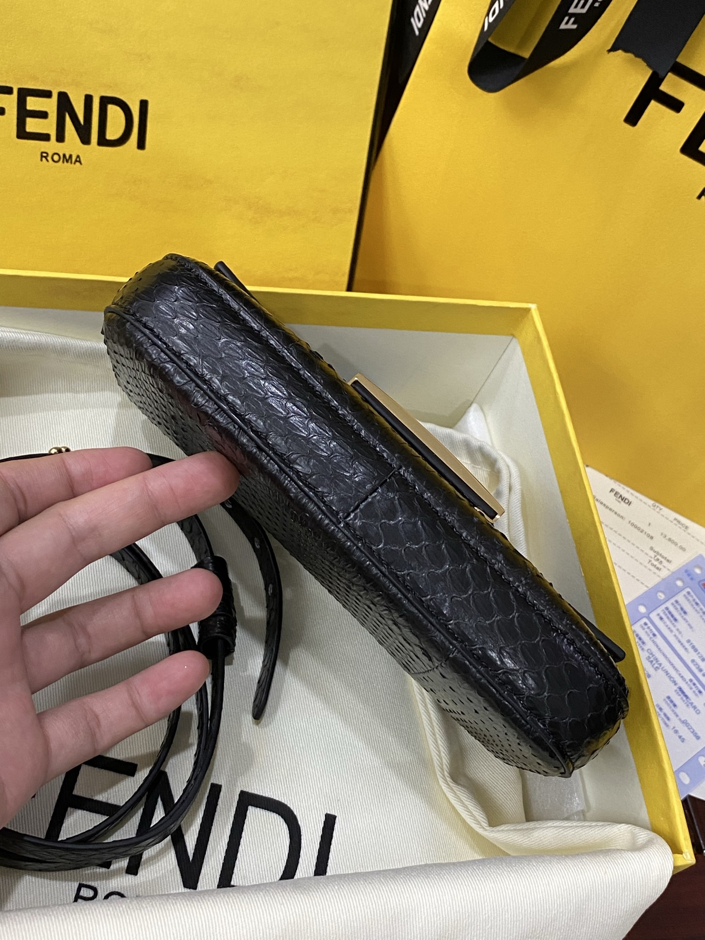 特级原厂💰980
现货🔥进口蟒蛇皮🐍，最新款独家正品开模，最新款法棍手机包，容量测评可以放手机+几个卡，Baguette智能手机包采用前翻盖设计，配有FF磁铁纽扣开合。小提手，可调节、可拆卸肩带，复古金饰面金属配件。
尺寸：19✖️11✖️3cm
货号:7AS142AP