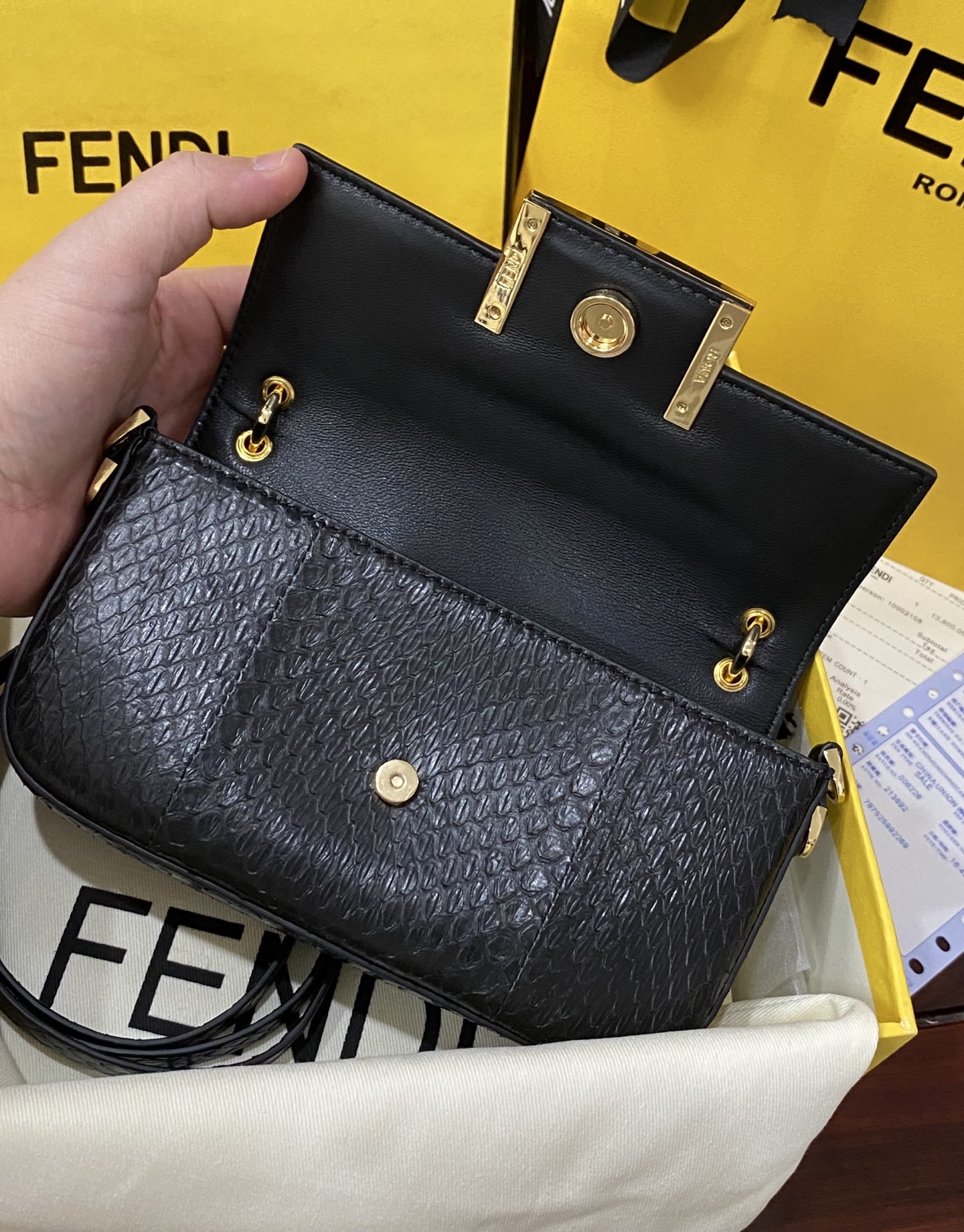 特级原厂💰980
现货🔥进口蟒蛇皮🐍，最新款独家正品开模，最新款法棍手机包，容量测评可以放手机+几个卡，Baguette智能手机包采用前翻盖设计，配有FF磁铁纽扣开合。小提手，可调节、可拆卸肩带，复古金饰面金属配件。
尺寸：19✖️11✖️3cm
货号:7AS142AP