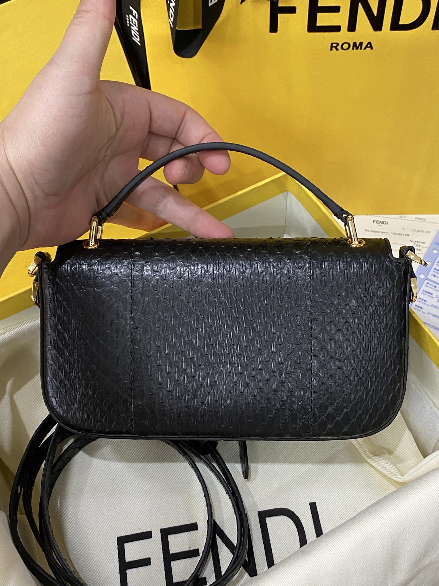 特级原厂💰980
现货🔥进口蟒蛇皮🐍，最新款独家正品开模，最新款法棍手机包，容量测评可以放手机+几个卡，Baguette智能手机包采用前翻盖设计，配有FF磁铁纽扣开合。小提手，可调节、可拆卸肩带，复古金饰面金属配件。
尺寸：19✖️11✖️3cm
货号:7AS142AP