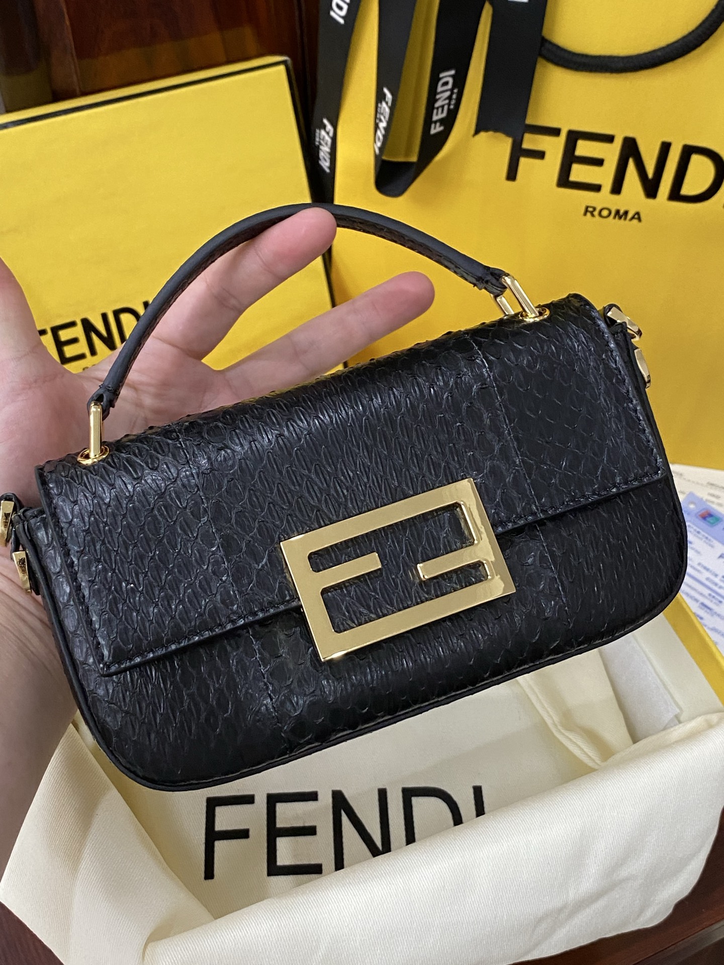 特级原厂💰980
现货🔥进口蟒蛇皮🐍，最新款独家正品开模，最新款法棍手机包，容量测评可以放手机+几个卡，Baguette智能手机包采用前翻盖设计，配有FF磁铁纽扣开合。小提手，可调节、可拆卸肩带，复古金饰面金属配件。
尺寸：19✖️11✖️3cm
货号:7AS142AP