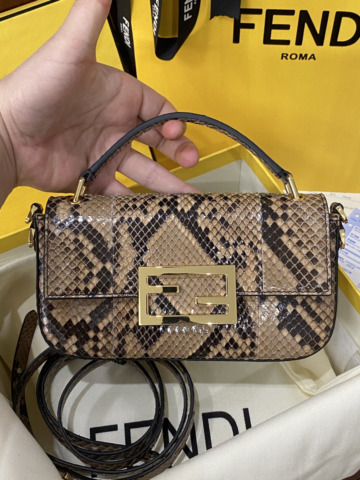 特级原厂💰980
现货🔥进口蟒蛇皮🐍，最新款独家正品开模，最新款法棍手机包，容量测评可以放手机+几个卡，Baguette智能手机包采用前翻盖设计，配有FF磁铁纽扣开合。小提手，可调节、可拆卸肩带，复古金饰面金属配件。
尺寸：19✖️11✖️3cm
货号:7AS142AP