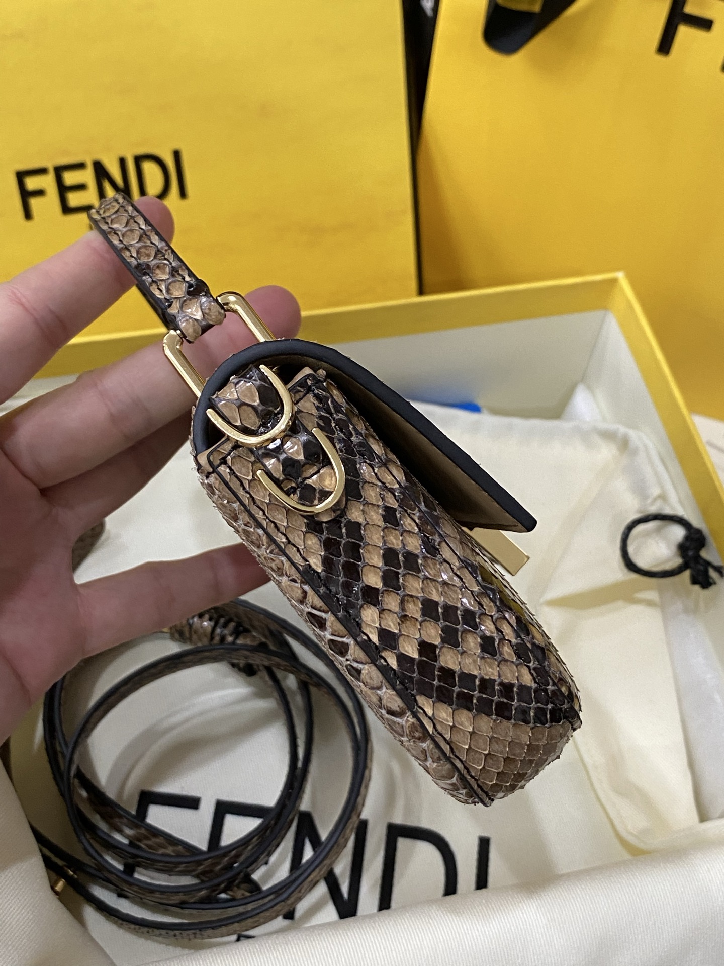 特级原厂💰980
现货🔥进口蟒蛇皮🐍，最新款独家正品开模，最新款法棍手机包，容量测评可以放手机+几个卡，Baguette智能手机包采用前翻盖设计，配有FF磁铁纽扣开合。小提手，可调节、可拆卸肩带，复古金饰面金属配件。
尺寸：19✖️11✖️3cm
货号:7AS142AP