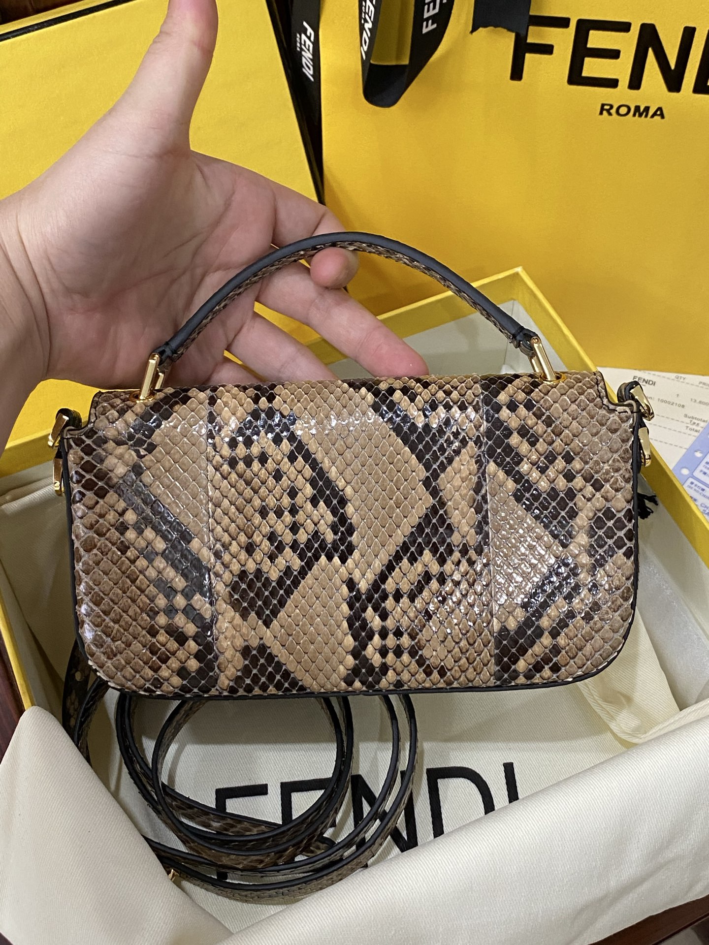 特级原厂💰980
现货🔥进口蟒蛇皮🐍，最新款独家正品开模，最新款法棍手机包，容量测评可以放手机+几个卡，Baguette智能手机包采用前翻盖设计，配有FF磁铁纽扣开合。小提手，可调节、可拆卸肩带，复古金饰面金属配件。
尺寸：19✖️11✖️3cm
货号:7AS142AP