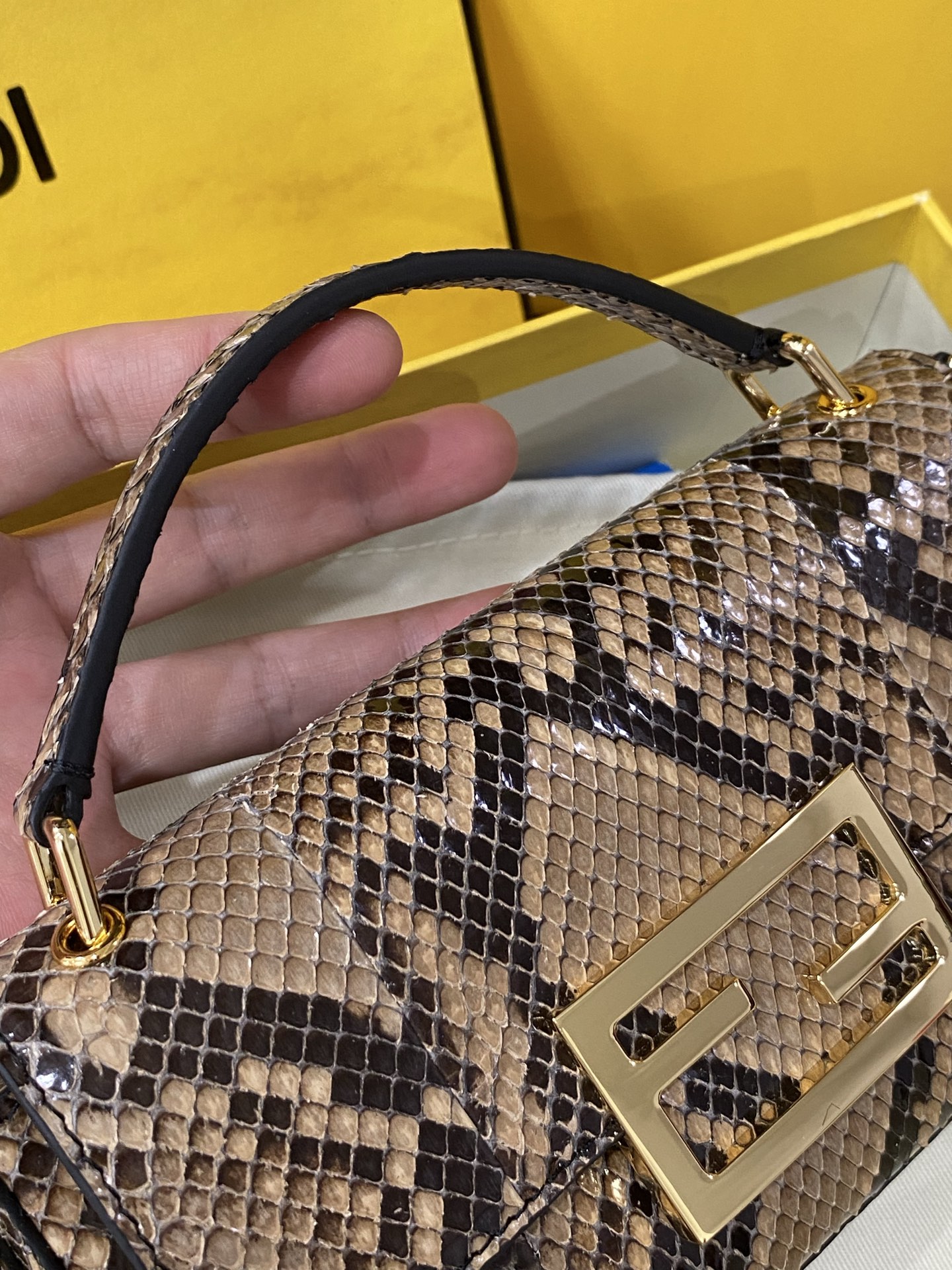 特级原厂💰980
现货🔥进口蟒蛇皮🐍，最新款独家正品开模，最新款法棍手机包，容量测评可以放手机+几个卡，Baguette智能手机包采用前翻盖设计，配有FF磁铁纽扣开合。小提手，可调节、可拆卸肩带，复古金饰面金属配件。
尺寸：19✖️11✖️3cm
货号:7AS142AP