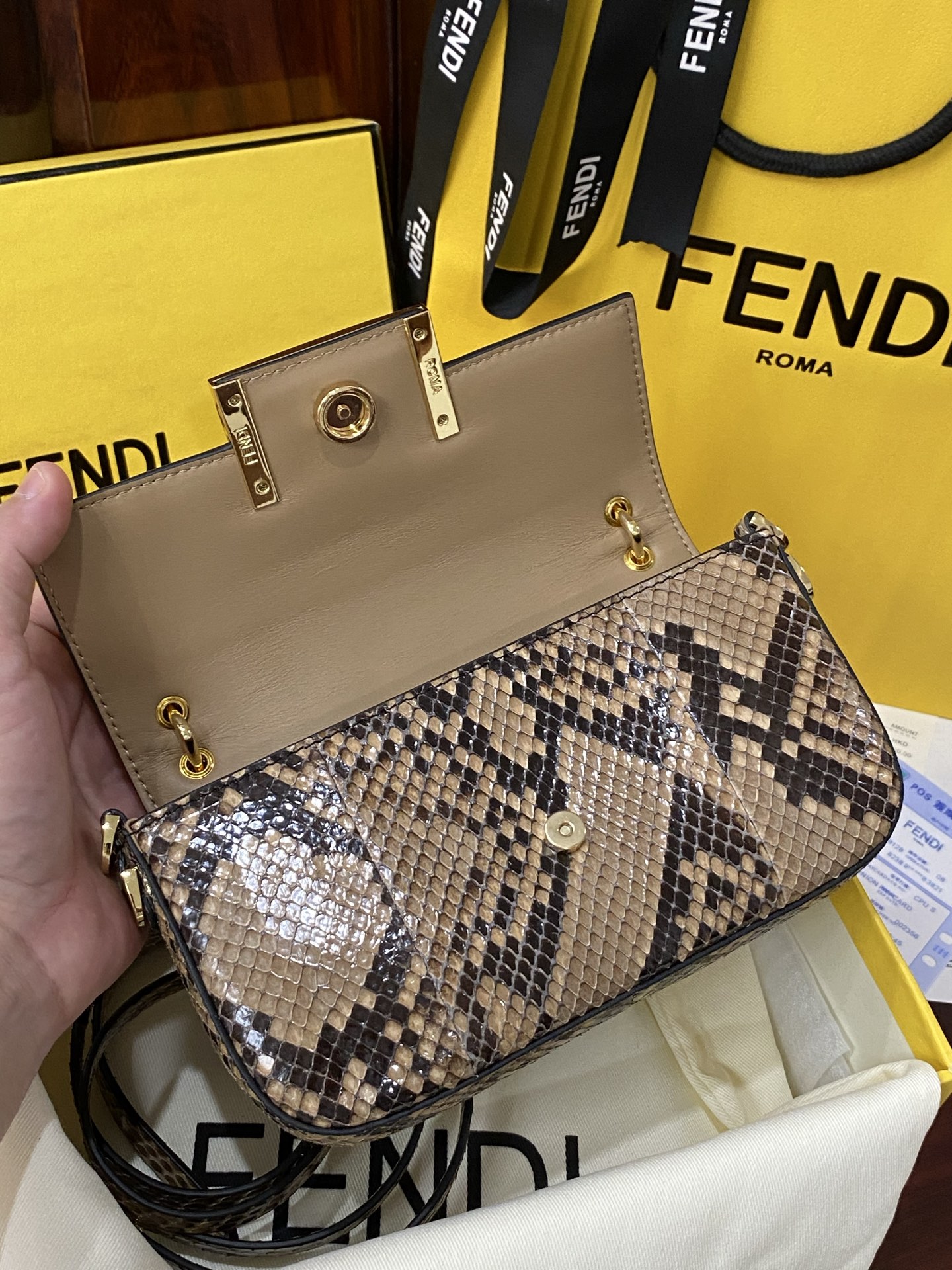 特级原厂💰980
现货🔥进口蟒蛇皮🐍，最新款独家正品开模，最新款法棍手机包，容量测评可以放手机+几个卡，Baguette智能手机包采用前翻盖设计，配有FF磁铁纽扣开合。小提手，可调节、可拆卸肩带，复古金饰面金属配件。
尺寸：19✖️11✖️3cm
货号:7AS142AP