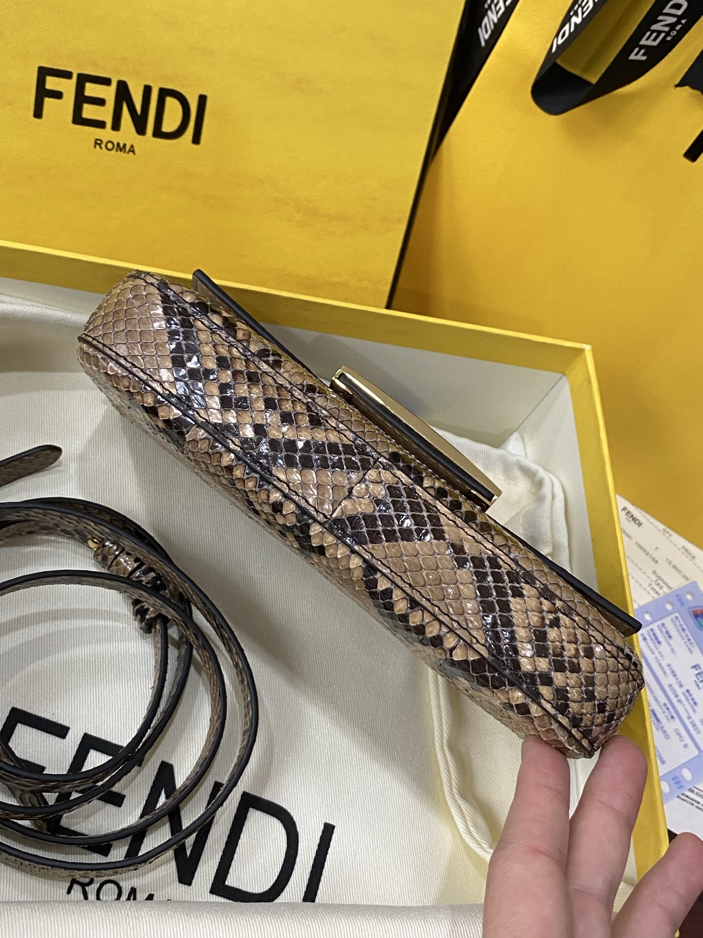 特级原厂💰980
现货🔥进口蟒蛇皮🐍，最新款独家正品开模，最新款法棍手机包，容量测评可以放手机+几个卡，Baguette智能手机包采用前翻盖设计，配有FF磁铁纽扣开合。小提手，可调节、可拆卸肩带，复古金饰面金属配件。
尺寸：19✖️11✖️3cm
货号:7AS142AP