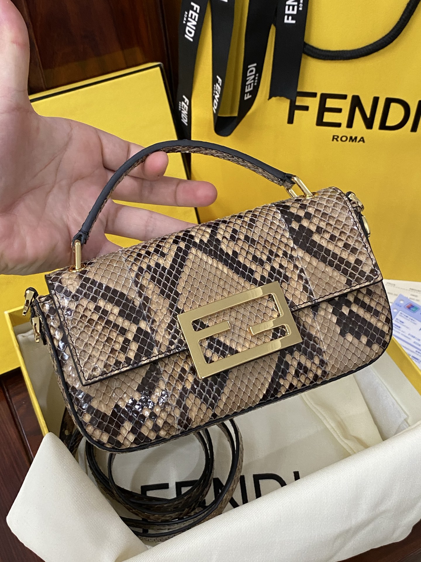 特级原厂💰980
现货🔥进口蟒蛇皮🐍，最新款独家正品开模，最新款法棍手机包，容量测评可以放手机+几个卡，Baguette智能手机包采用前翻盖设计，配有FF磁铁纽扣开合。小提手，可调节、可拆卸肩带，复古金饰面金属配件。
尺寸：19✖️11✖️3cm
货号:7AS142AP