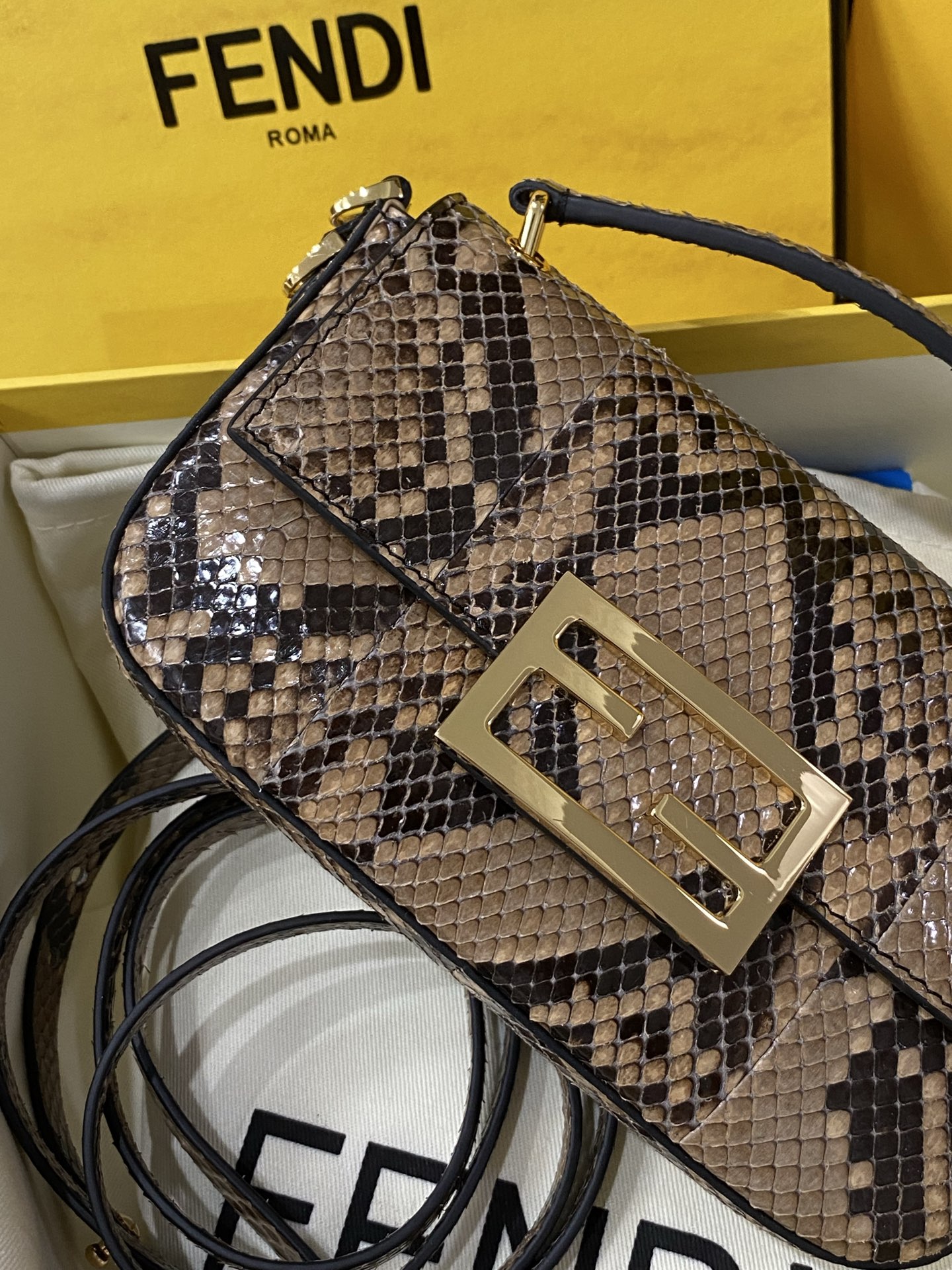 特级原厂💰980
现货🔥进口蟒蛇皮🐍，最新款独家正品开模，最新款法棍手机包，容量测评可以放手机+几个卡，Baguette智能手机包采用前翻盖设计，配有FF磁铁纽扣开合。小提手，可调节、可拆卸肩带，复古金饰面金属配件。
尺寸：19✖️11✖️3cm
货号:7AS142AP