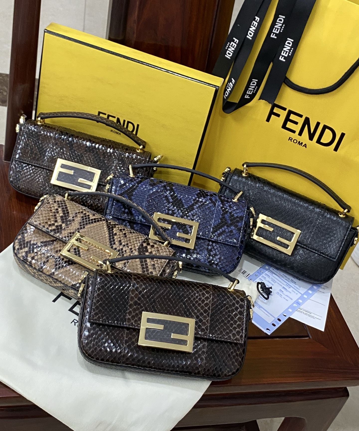 集合：现货🔥进口蟒蛇皮🐍，最新款独家正品开模，最新款法棍手机包，容量测评可以放手机+几个卡，Baguette智能手机包采用前翻盖设计，配有FF磁铁纽扣开合。小提手，可调节、可拆卸肩带，复古金饰面金属配件。
尺寸：19✖️11✖️3cm
货号:7AS142AP 