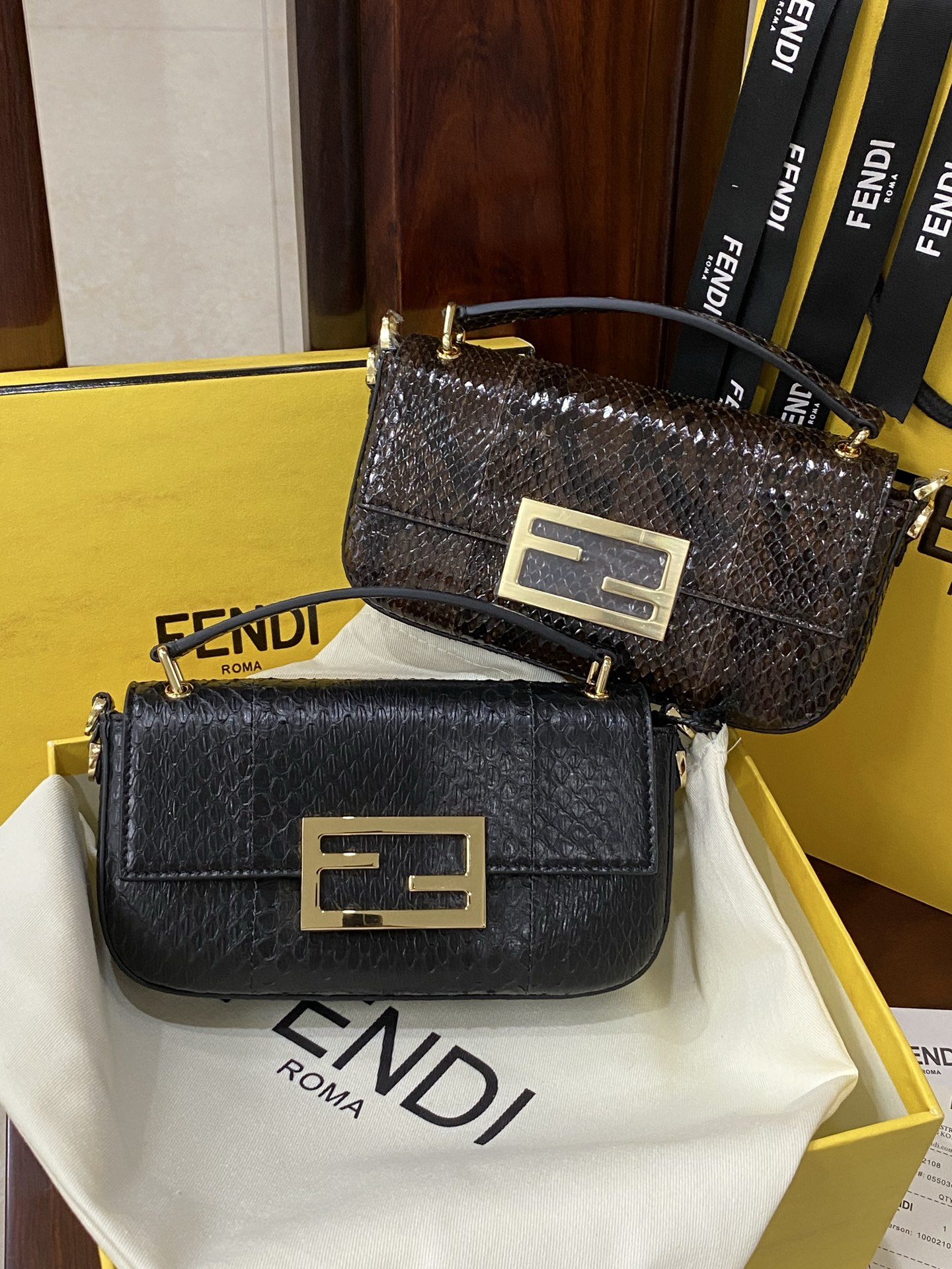 集合：现货🔥进口蟒蛇皮🐍，最新款独家正品开模，最新款法棍手机包，容量测评可以放手机+几个卡，Baguette智能手机包采用前翻盖设计，配有FF磁铁纽扣开合。小提手，可调节、可拆卸肩带，复古金饰面金属配件。
尺寸：19✖️11✖️3cm
货号:7AS142AP 