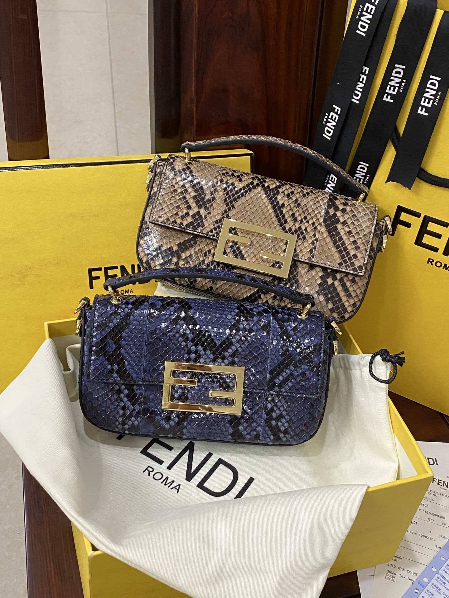 集合：现货🔥进口蟒蛇皮🐍，最新款独家正品开模，最新款法棍手机包，容量测评可以放手机+几个卡，Baguette智能手机包采用前翻盖设计，配有FF磁铁纽扣开合。小提手，可调节、可拆卸肩带，复古金饰面金属配件。
尺寸：19✖️11✖️3cm
货号:7AS142AP 