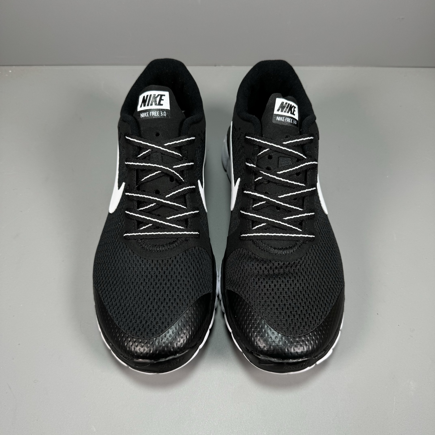  NIKE FREE 3.0 赤足跑步鞋  质感新焕升级，专为短打跑造#鞋如面袜般子柔贴软合，结合性弹沙