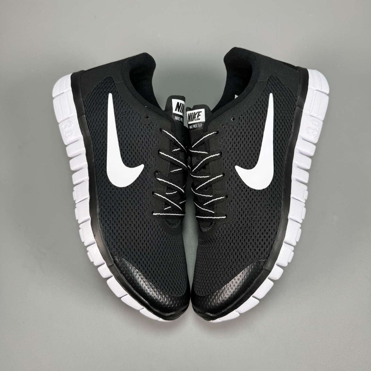  NIKE FREE 3.0 赤足跑步鞋  质感新焕升级，专为短打跑造#鞋如面袜般子柔贴软合，结合性弹沙