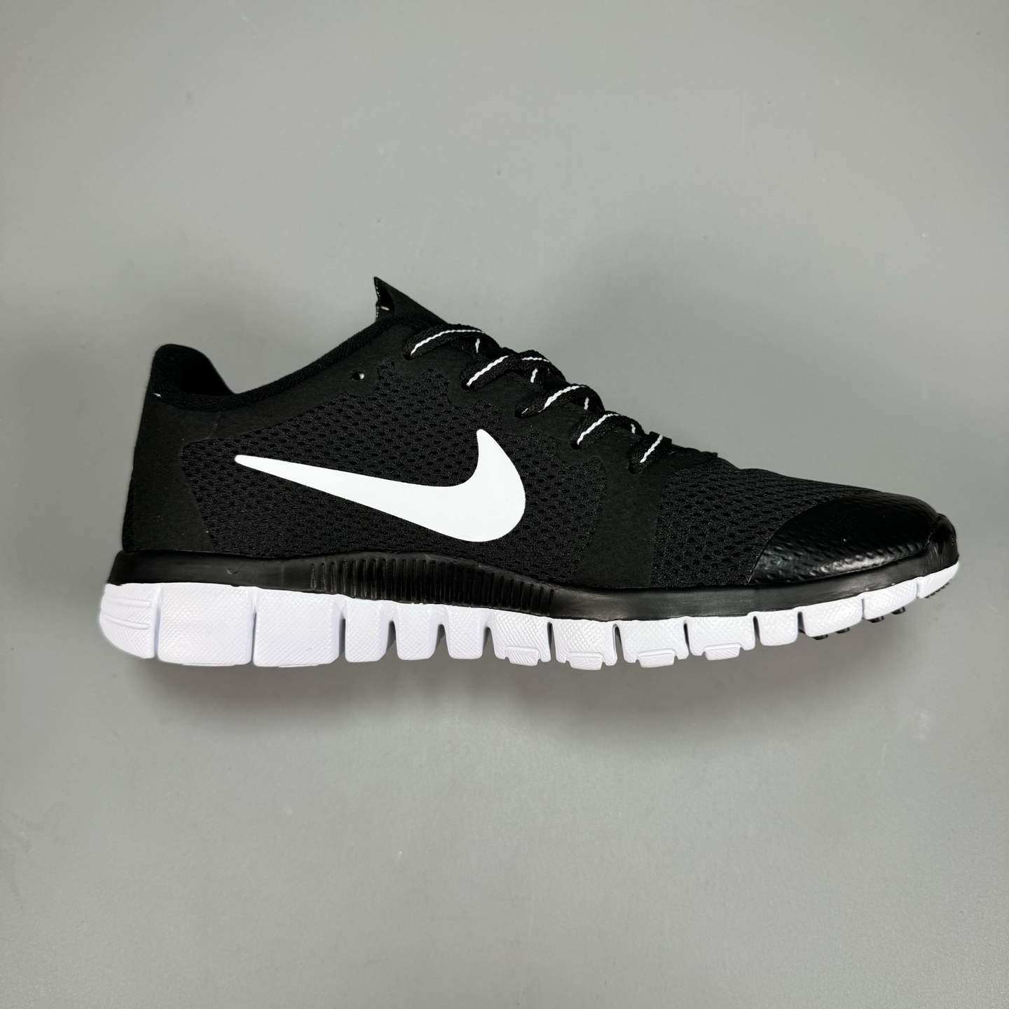  NIKE FREE 3.0 赤足跑步鞋  质感新焕升级，专为短打跑造#鞋如面袜般子柔贴软合，结合性弹沙