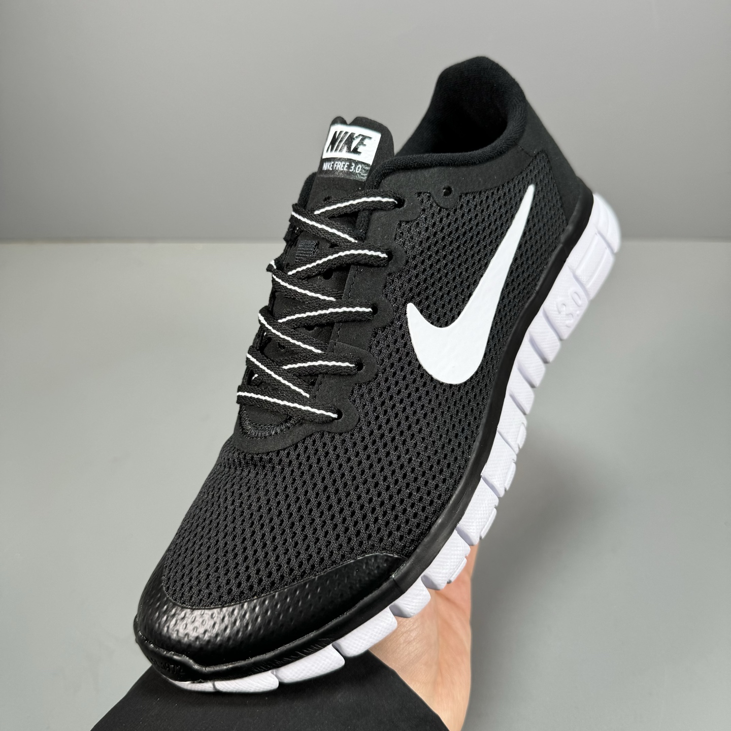  NIKE FREE 3.0 赤足跑步鞋  质感新焕升级，专为短打跑造#鞋如面袜般子柔贴软合，结合性弹沙