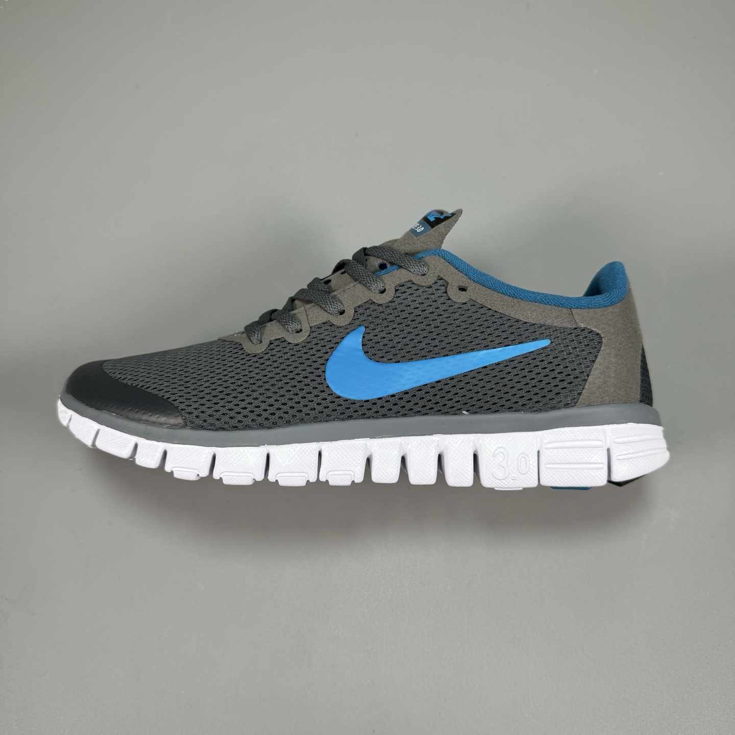  奥特莱斯订单 NIKE FREE 3.0 赤足跑步鞋  质感新焕升级，专为短打跑造#鞋如面袜般子柔贴软