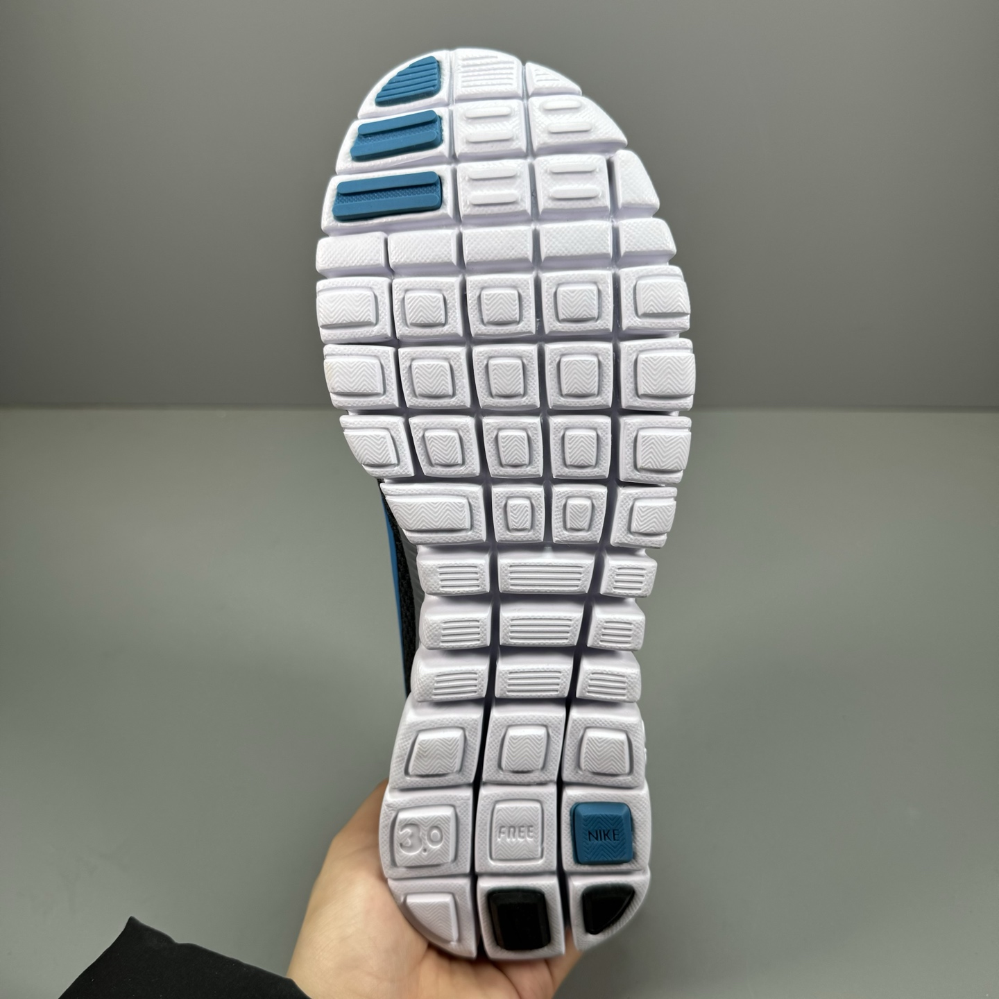  奥特莱斯订单 NIKE FREE 3.0 赤足跑步鞋  质感新焕升级，专为短打跑造#鞋如面袜般子柔贴软