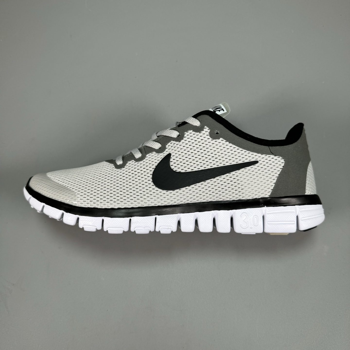  奥特莱斯订单 NIKE FREE 3.0 赤足跑步鞋  质感新焕升级，专为短打跑造#鞋如面袜般子柔贴软