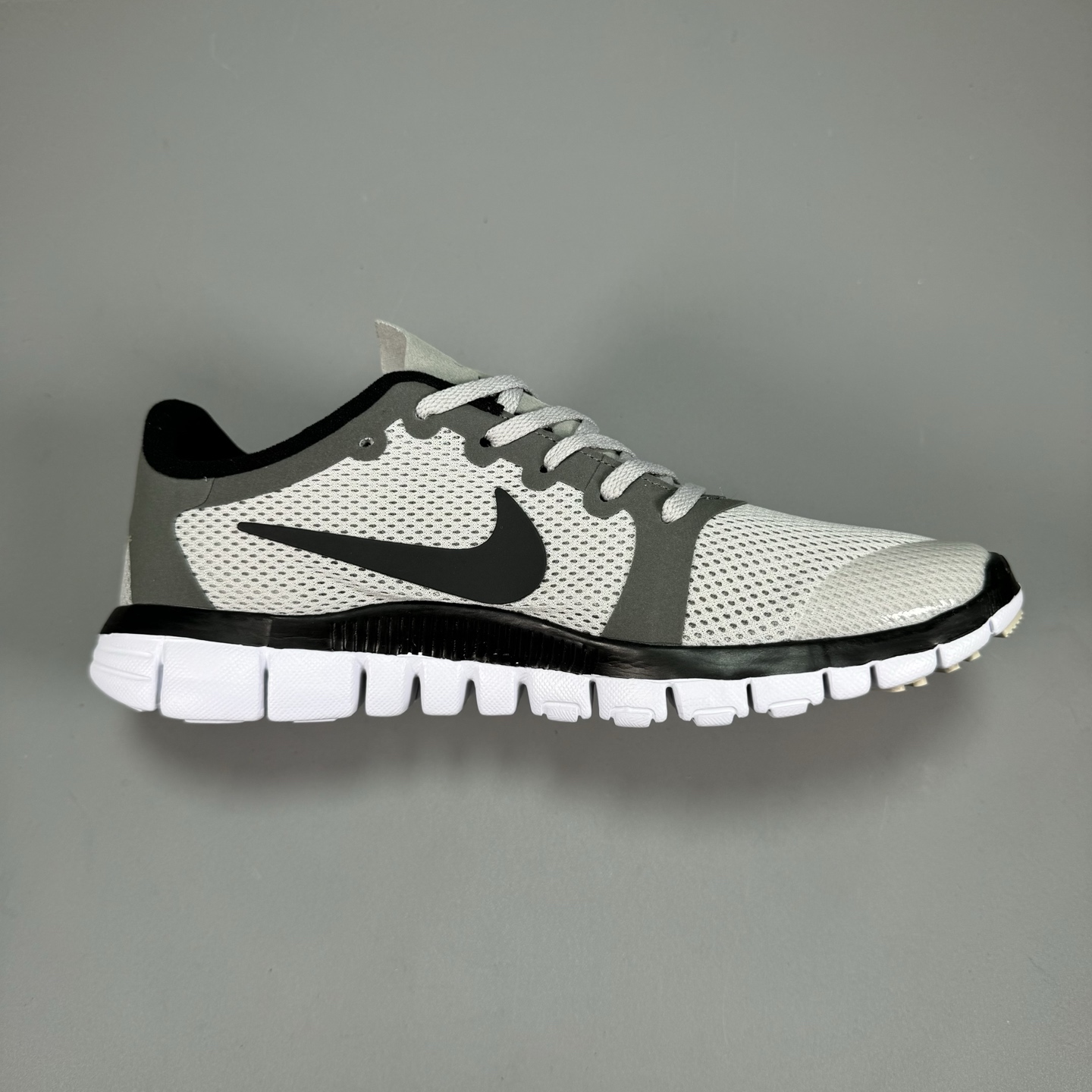  奥特莱斯订单 NIKE FREE 3.0 赤足跑步鞋  质感新焕升级，专为短打跑造#鞋如面袜般子柔贴软