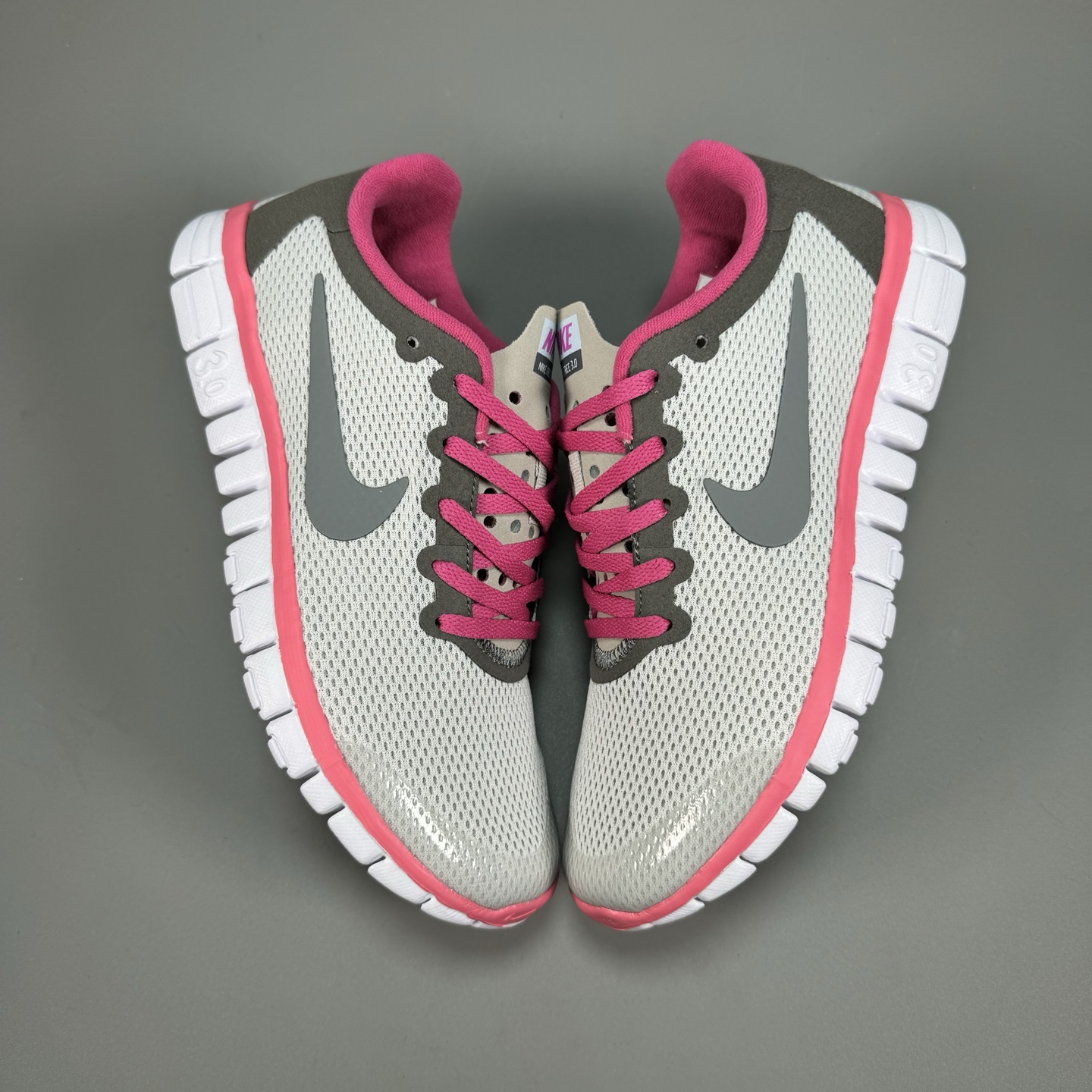  奥特莱斯订单 NIKE FREE 3.0 赤足跑步鞋  质感新焕升级，专为短打跑造#鞋如面袜般子柔贴软