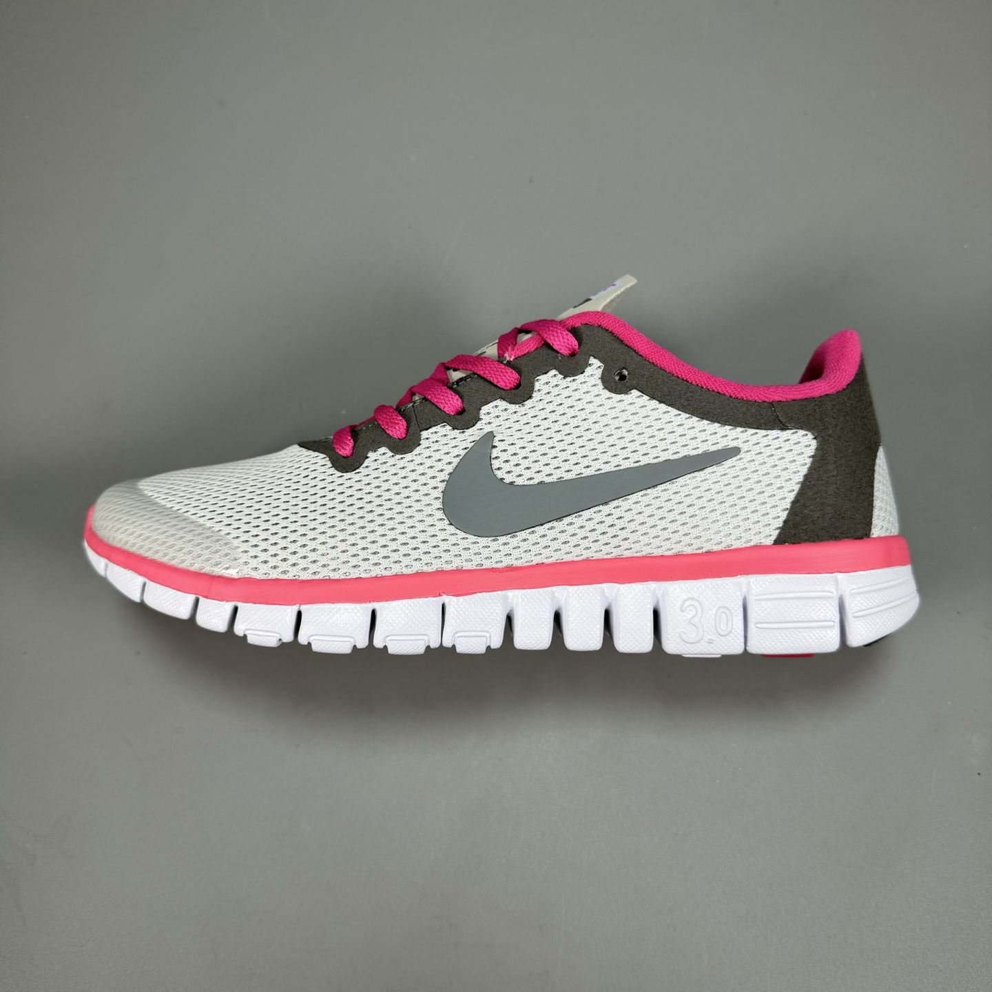  奥特莱斯订单 NIKE FREE 3.0 赤足跑步鞋  质感新焕升级，专为短打跑造#鞋如面袜般子柔贴软