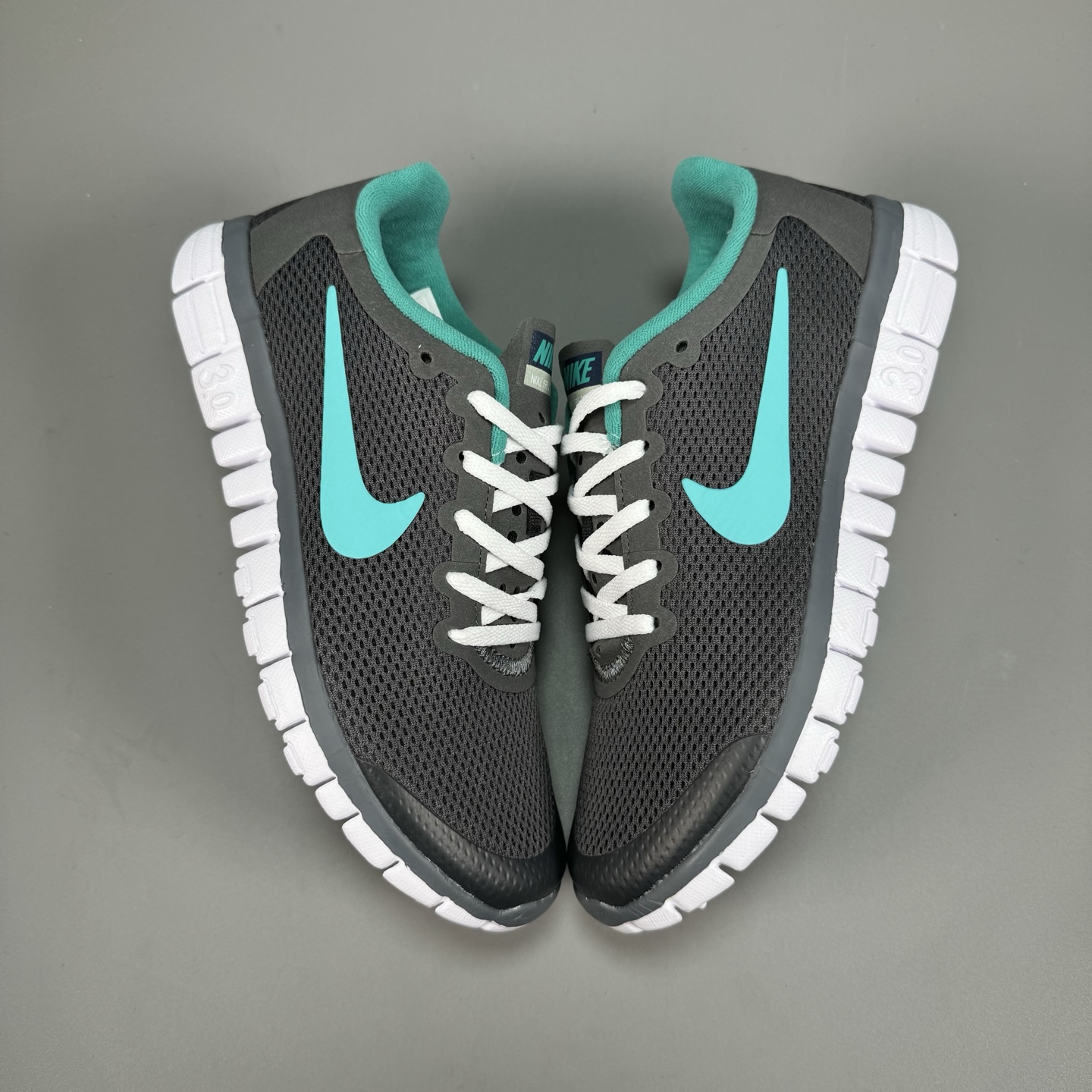  奥特莱斯订单 NIKE FREE 3.0 赤足跑步鞋  质感新焕升级，专为短打跑造#鞋如面袜般子柔贴软