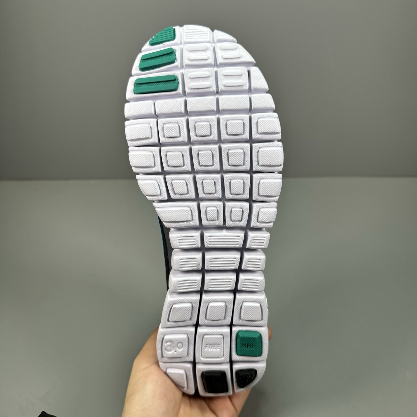  奥特莱斯订单 NIKE FREE 3.0 赤足跑步鞋  质感新焕升级，专为短打跑造#鞋如面袜般子柔贴软