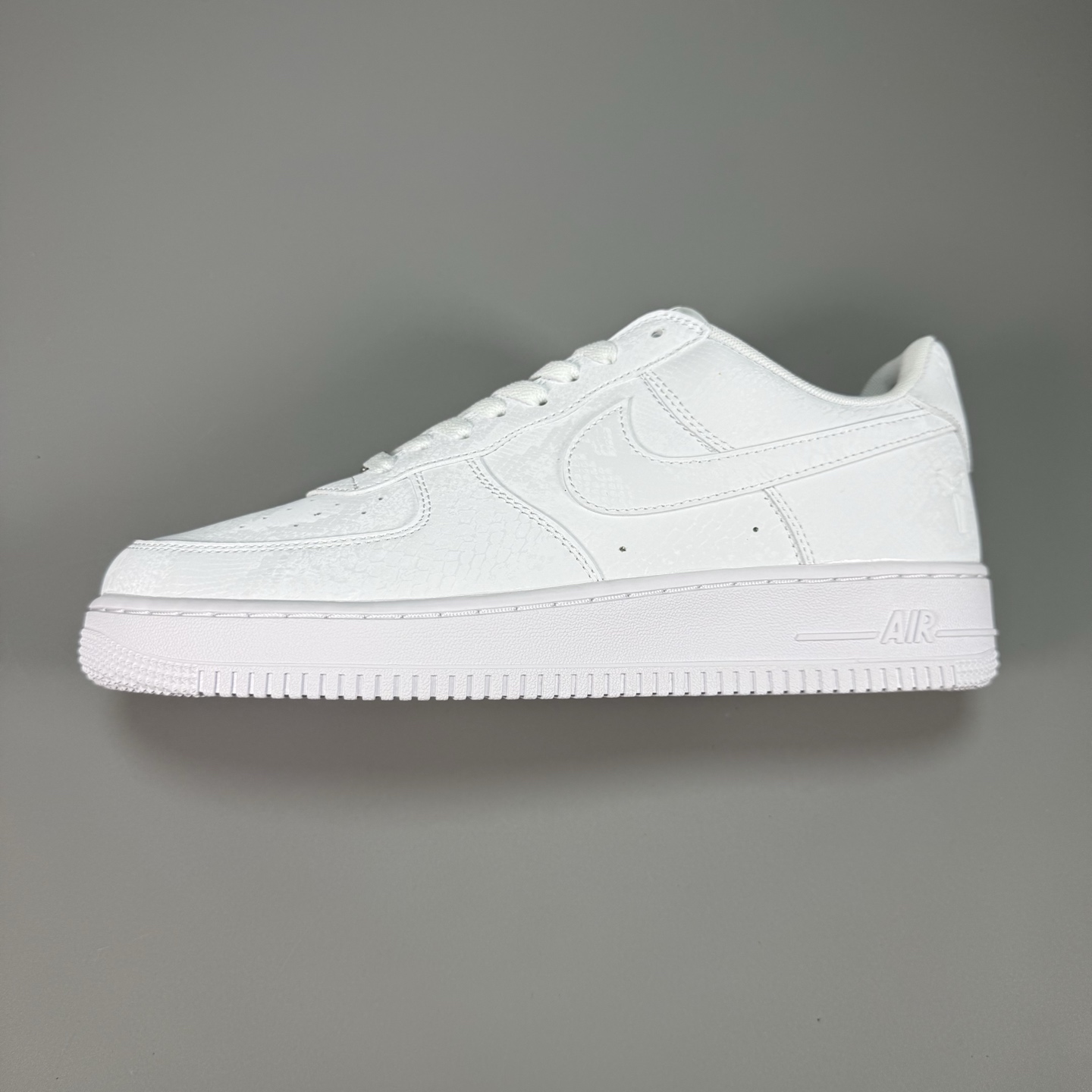  空军科比纯白  Air Force 1 Low AF1 空军一号经典低帮板鞋 HF2898-001
s