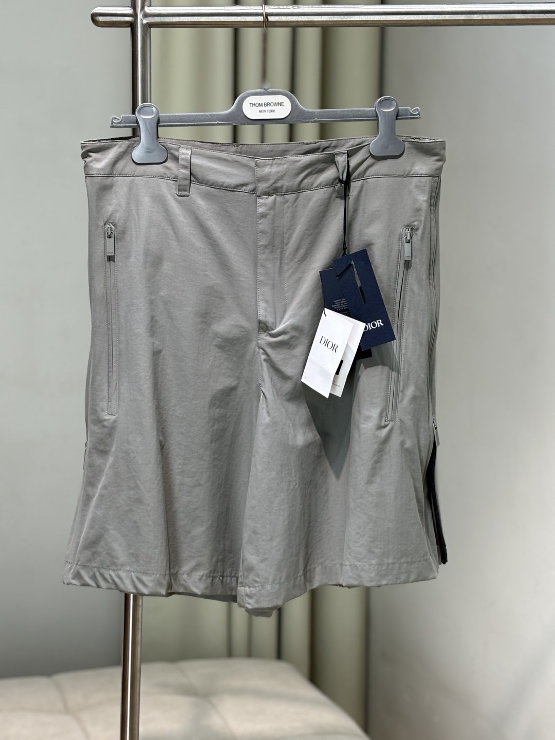 ewdydy    Dio*r  迪-奥  新款侧边拉链设计休闲短裤，专柜同步在售。定制棉质面料，三标辅料齐全。尺码:46-52码