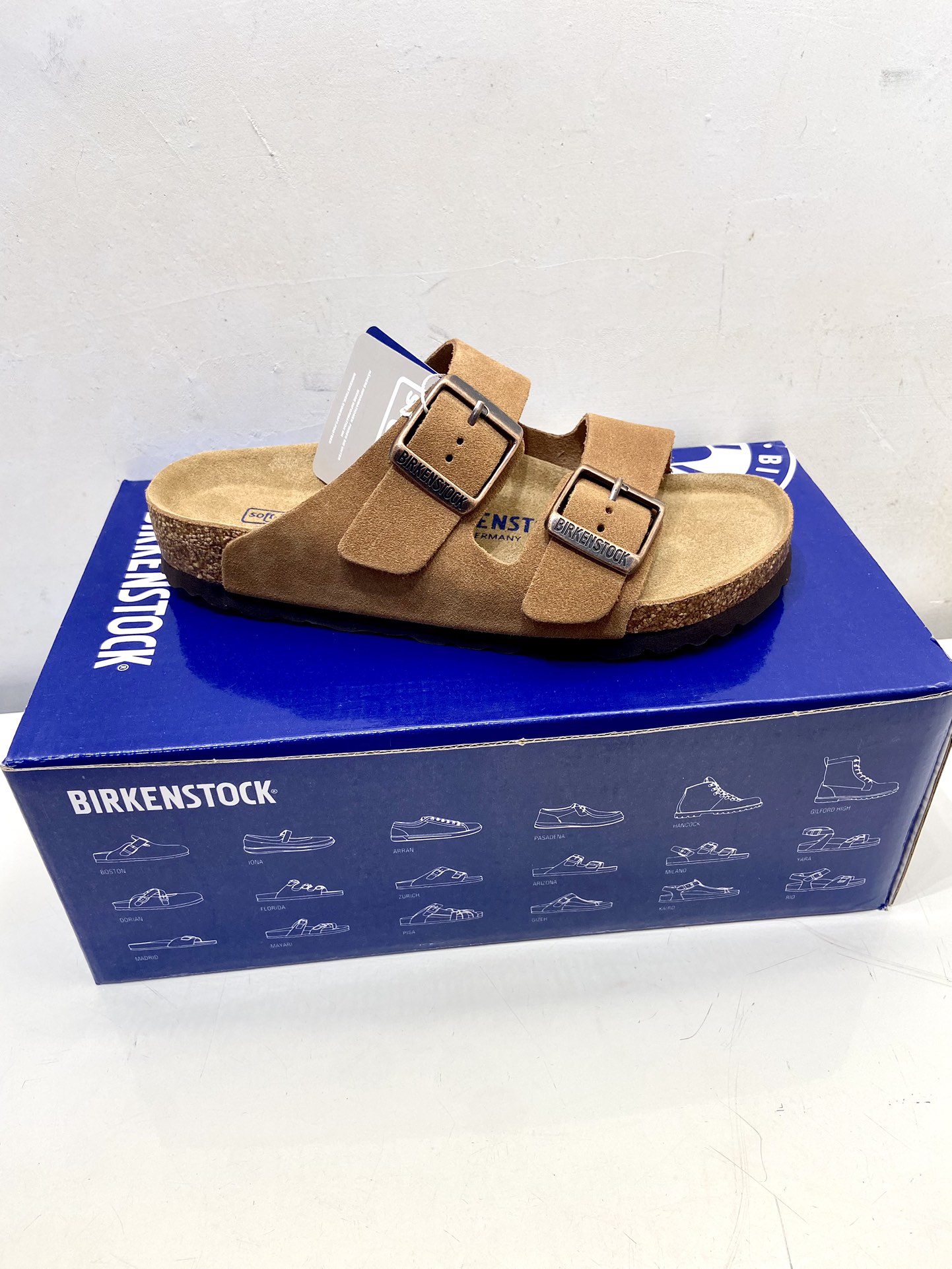 NO:383411,#Birkenstock #Birkenstock #Birkenstock slippers Classic Birkenstock toe slippers, whose structure is based on ergonomic design, makes the foot bed perfectly fit the curve of the foot. In short, it is comfortable to put on and off, and is fashionable and versatile. Fabric: ox fleece foot pad: ox fleece foot bed: cork + high elastic VC sole: EVA rubber foam 35–45, slippers, birdenstock, slippers19860909#Birkenstock #勃肯 #勃肯拖鞋 经典款勃肯包头拖鞋,其构造鉴于人体工学设计,使脚床的构造完美的贴合脚的弧度,简单来说就是,上脚舒适,穿脱方便,潮而百搭 面料:牛反绒 垫脚:牛反绒 脚床:软木+高弹VC 鞋底:EVA橡胶发泡 35–45,拖鞋,birkenstock,slippers,Women's Shoes