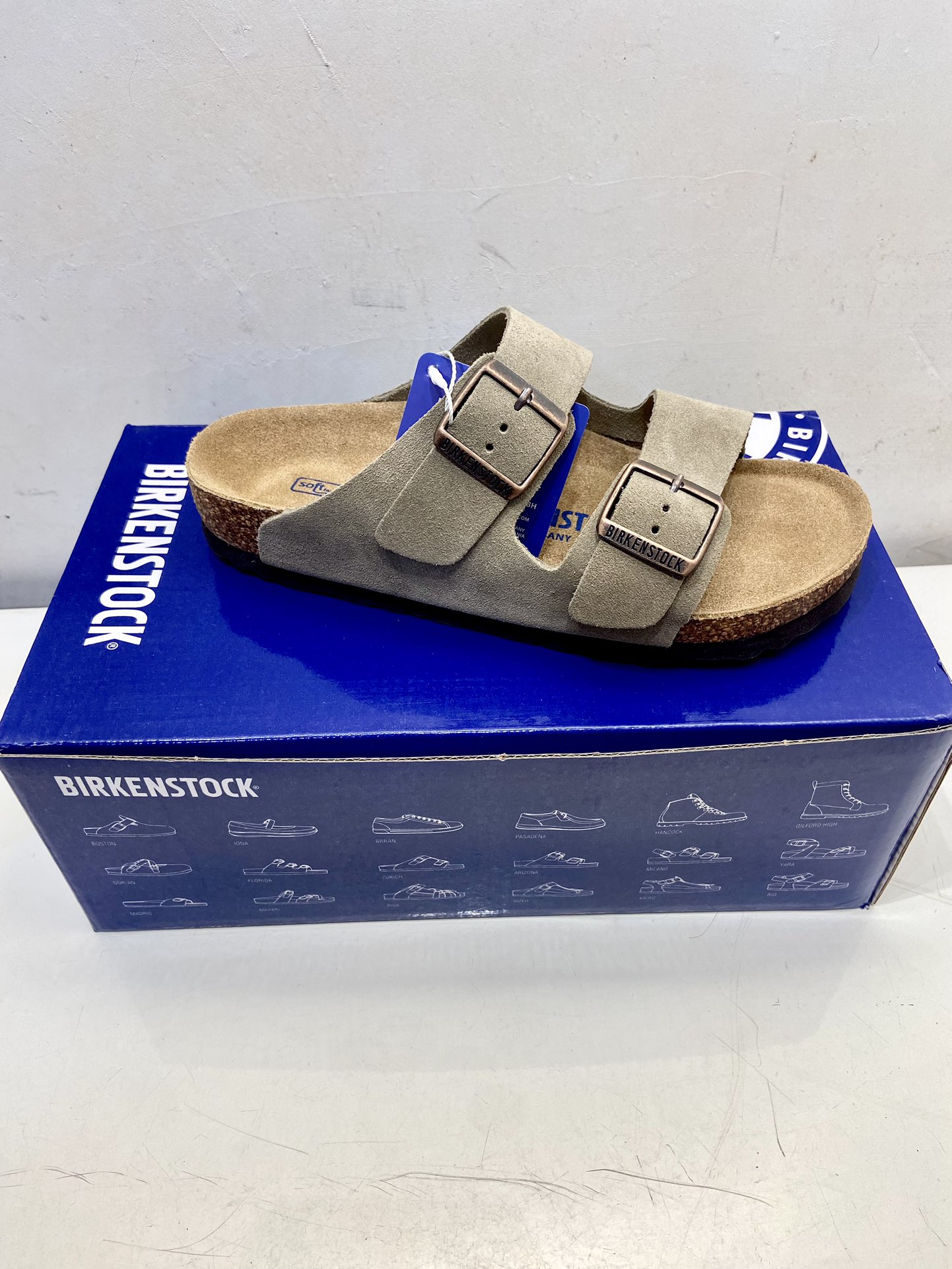 NO:383418,#Birkenstock #Birkenstock #Birkenstock slippers Classic Birkenstock toe slippers, whose structure is made of ergonomic design perfectly fits the curve of the foot. In short, it is comfortable to put on and off, and is fashionable and versatile. Fabric: ox fleece foot pad: ox fleece foot bed: cork + high elastic VC sole: EVA rubber foam 35–45, slippers, birdenstock, slippers19860909#Birkenstock #勃肯 #勃肯拖鞋 经典款勃肯包头拖鞋,其构造鉴于人体工学设计,使脚床的构造完美的贴合脚的弧度,简单来说就是,上脚舒适,穿脱方便,潮而百搭 面料:牛反绒 垫脚:牛反绒 脚床:软木+高弹VC 鞋底:EVA橡胶发泡 35–45、,拖鞋,birkenstock,slippers,Women's Shoes