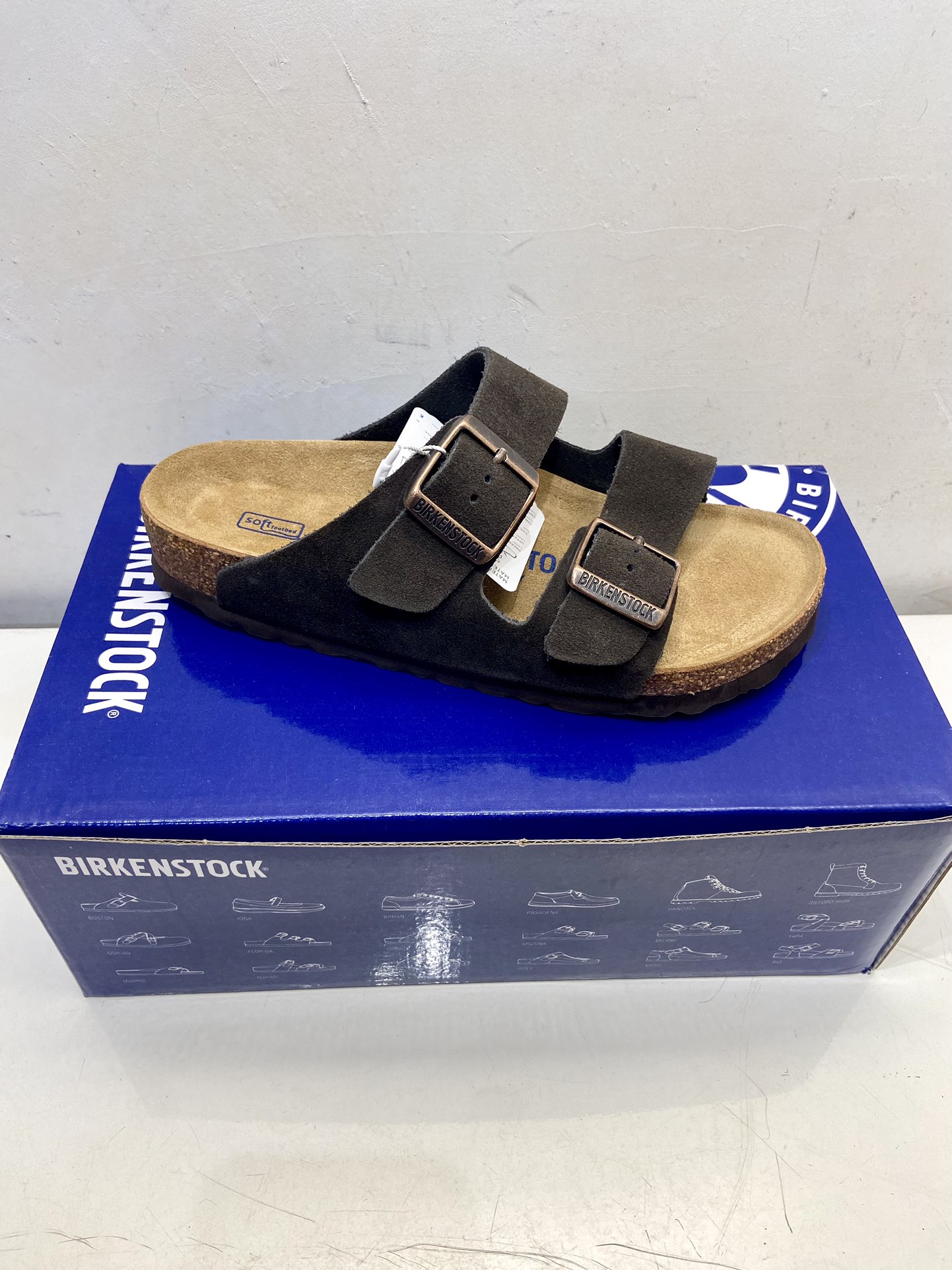 NO:383425,#Birkenstock #Birkenstock #Birkenstock slippers Classic Birkenstock toe slippers, whose structure is based on ergonomic design, makes the foot bed perfectly fit the curve of the foot. In short, it is comfortable to put on and off, and is fashionable and versatile. Fabric: ox fleece foot pad: ox fleece foot bed: cork + high elastic VC sole: EVA rubber foam 35–45, slippers, birdenstock, slippers19860909#Birkenstock #勃肯 #勃肯拖鞋 经典款勃肯包头拖鞋,其构造鉴于人体工学设计,使脚床的构造完美的贴合脚的弧度,简单来说就是,上脚舒适,穿脱方便,潮而百搭 面料:牛反绒 垫脚:牛反绒 脚床:软木+高弹VC 鞋底:EVA橡胶发泡 35–45,拖鞋,birkenstock,slippers,Women's Shoes