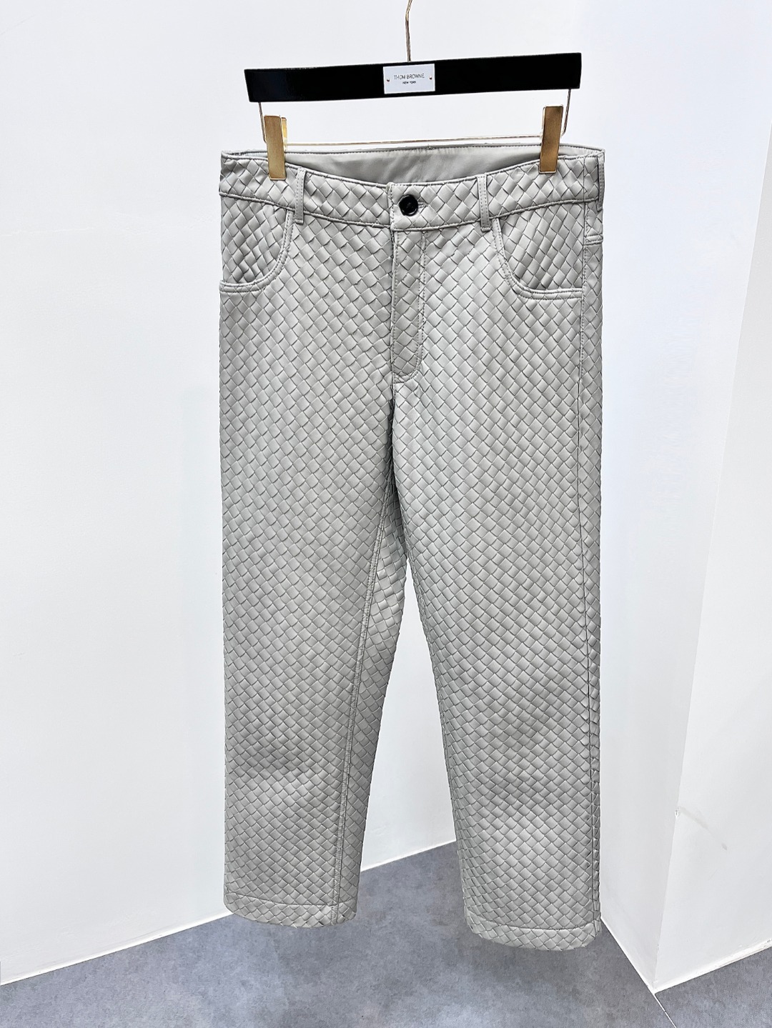 NO:674653,**[Bottega Veneta | Men's Woven Sheep Leather Pants Premium Gray]** **Low-key luxury, ingenious weaving** Bottega Veneta's signature **Intrecciato weaving process** gives these men's leather pants a unique high-end texture. Selected **Italian top matte sheepskin**, soft and skin-friendly, breathable and wear-resistant, perfectly fits the body shape, creating a wearing experience that coexists elegance and comfort. **Details highlight quality**  **Advanced gray color**, versatile for any occasion, suitable for both business and leisure. **Three-dimensional tailoring + micro-elastic weaving**, free movement without restraint, modifying the leg lines. **Invisible zipper + hidden button design**, simple and neat, improving the overall sophistication. **Inner lining with brand dark pattern LOGO**, low-key showing luxury status,,bottega veneta,bottega veneta,sheepskin,Top Customize119860909**【葆蝶家Bottega Veneta | 男士编织绵羊皮裤 高级灰】**  **低调奢华,匠心编织**  葆蝶家标志性 **Intrecciato编织工艺**,赋予这款男士皮裤独特的高级质感.精选**意大利顶级哑光绵羊皮**,柔软亲肤,透气耐磨,完美贴合身形,打造优雅与舒适并存的穿着体验.  **细节彰显品质**  **高级灰配色**,百搭不挑场合,商务休闲皆宜  **立体剪裁+微弹编织**,活动自如不束缚,修饰腿部线条  **隐形拉链+暗扣设计**,简约利落,提升整体精致度  **内衬品牌暗纹LOGO**,低调彰显奢华身份,,bottega veneta,bottega veneta,sheepskin,Top Customize1,Men's clothing