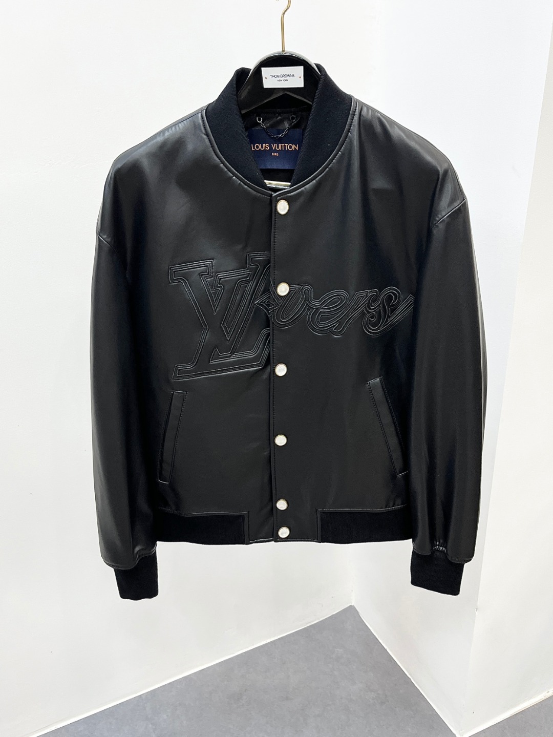 NO:675855,**LV Men’s Embroidered Leather Jacket + Onyx Buttons = A walking luxury piece of art!  ** **God-level jersey for all Wall Street financial upstarts and retro motorcycle gangs** --- ### **[Cowhide gene that subverts cognition]** Selected Italian A-grade cowhide embryos, vegetable tanning process to retain the natural scaly texture, 0.7mm thin and light but can withstand the tearing force of motorcycles at high speeds, leaving a personal mark with each passing day. **Wild West silhouette**  The shoulder line is like the steep edges of the Rocky Mountains, and the three-dimensional cut of the back hides the dynamic folds of 'wind-blown sand dunes', paying homage to the 'wilderness totem' soul of the autumn and winter series!   --- ### **[High-grade embroidery | Sew antique totems into DNA]** **Saddle quilted embroidery**—— - Double-sided dense stitching on sleeves and arms **Dakota totems**, designed by Native American artists personally authorized, 20-color silk thread + 0.1mm ultra-fine crochet carving, even the cactus spikes are clearly visible; - Hidden lining  **Monogram Dark Pattern Jacquard**, taking off the jacket instantly revealed the LV presbyopia, and the dinner party was full of intrigue!  ,,louis vuitton,jackets & coats,jackets & coats,cowhide,Top Customize119860909**LV男士刺绣皮夹克+玛瑙纽扣=行走的顶奢艺术品！**  **华尔街金融新贵&复古机车党通吃的神级战袍**  --- ### **【颠覆认知的牛皮基因】** 精选意大利A级牛皮胚,植鞣工艺保留天然鳞状肌理,0.7mm轻薄却扛得住机车飚速的撕裂力,越穿越有个人印记.  **西部狂野廓形**  肩线如落基山脉陡峭棱角,后背立体剪裁暗藏“风吹沙丘”动态褶皱,致敬秋冬系列「荒野图腾」灵魂！  --- ### **【高定级刺绣｜把古董图腾缝进DNA】**  **马鞍绗缝刺绣**——  - 袖臂双面密缝 **达科塔族图腾**,由美洲原住民艺术家亲自授权设计,20色丝线+0.1mm极细钩针雕琢,连仙人掌尖刺都纤毫毕现；  - 内衬暗藏 **Monogram暗纹提花**,脱外套瞬间露出LV老花,心机拉满晚宴全场！,,louis vuitton,jackets & coats,jackets & coats,cowhide,Top Customize1,Men's clothing