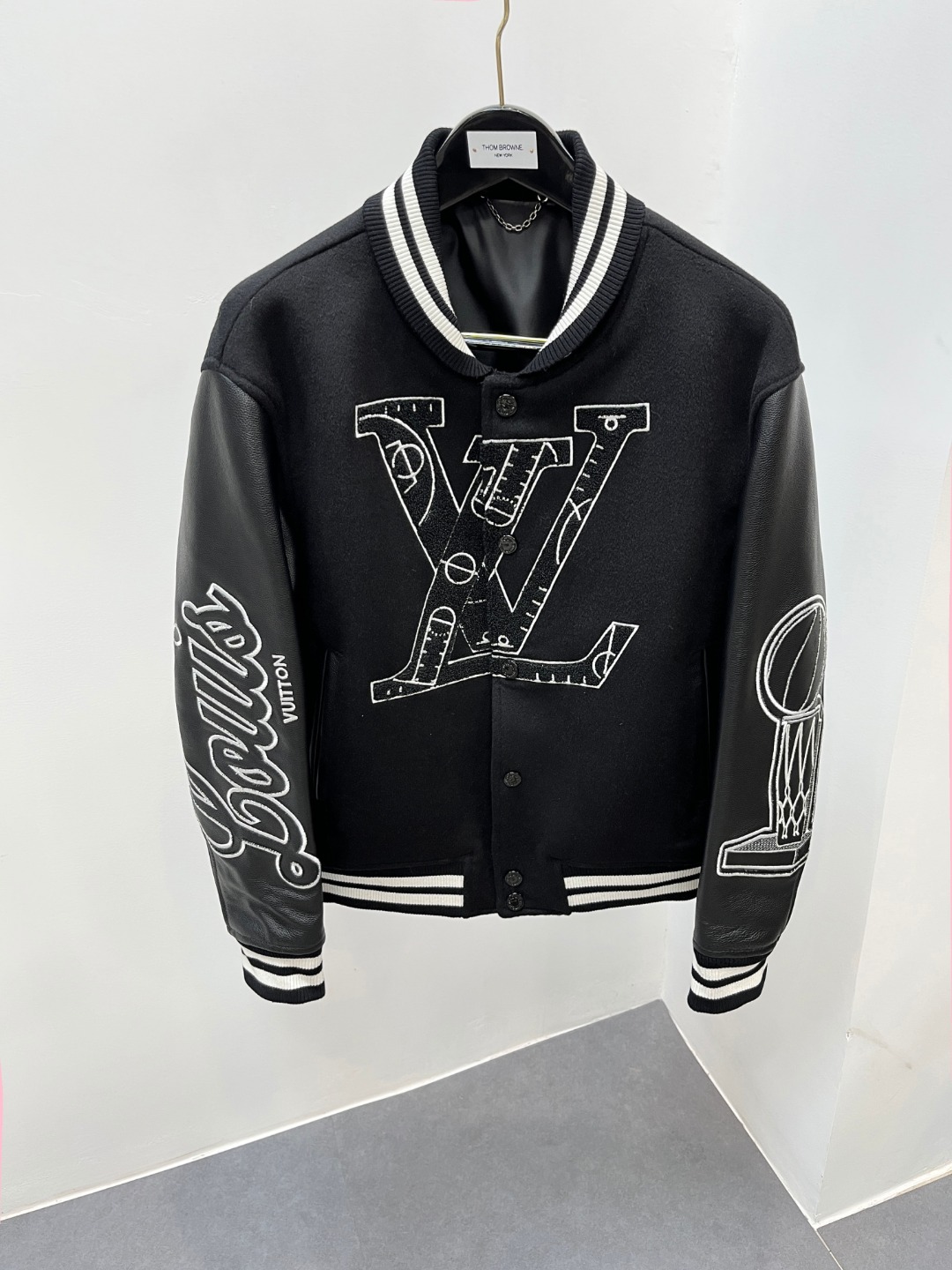 NO:741423,Ready in stock ### **【Dynasty Coronation】LV  Soul embroidery** **Left chest embossed team emblem** Lakers purple gold crown/Bulls horns (optional), 24K gold thread outlines the dynasty totem **Cuff championship code** Sleeve threads hide the championship year, the victory gene is integrated into the blood **King's declaration on the back** 'EARNED NOT GIVEN' Three-dimensional bead embroidery, refracting rainbow light with every step **Double-sided legend** Stadium cowhide sleeves are resistant to friction and tearing, helping you dominate the streets  The feast's wool body is draped and elegant, and the gilt embroidery hints at ambition 48-56,,givenchy,louis vuitton,cowhide,Top Customize119860909现货秒发 ### **【王朝加冕】LV × NBA 联名棒球服 | 牛皮铸就铠甲,羊毛承载荣耀**  ** 殿堂级材质**  - **袖臂意式植鞣牛皮**   淬炼成赛场铠甲,抗撕裂纹理如球星突破轨迹  - **衣身澳洲美利奴羊毛**   99超细羊毛织就冠军绗纹,锁住MVP级体温  ** 灵魂刺绣**  **左胸浮雕队徽**   湖人紫金皇冠/公牛怒角（可选）,24K金线勾勒王朝图腾  **袖口冠军密码**   袖螺纹暗藏总冠军年份,胜利基因融入血脉  **背部王者宣言**   “EARNED NOT GIVEN” 立体珠绣,随步伐折射虹光  ** 双面传奇**  球场牛皮袖抗摩擦撕裂,助你制霸街头  盛宴羊毛身垂坠儒雅,鎏金刺绣暗涌野心48-56,,givenchy,louis vuitton,cowhide,Top Customize1,Men's clothing