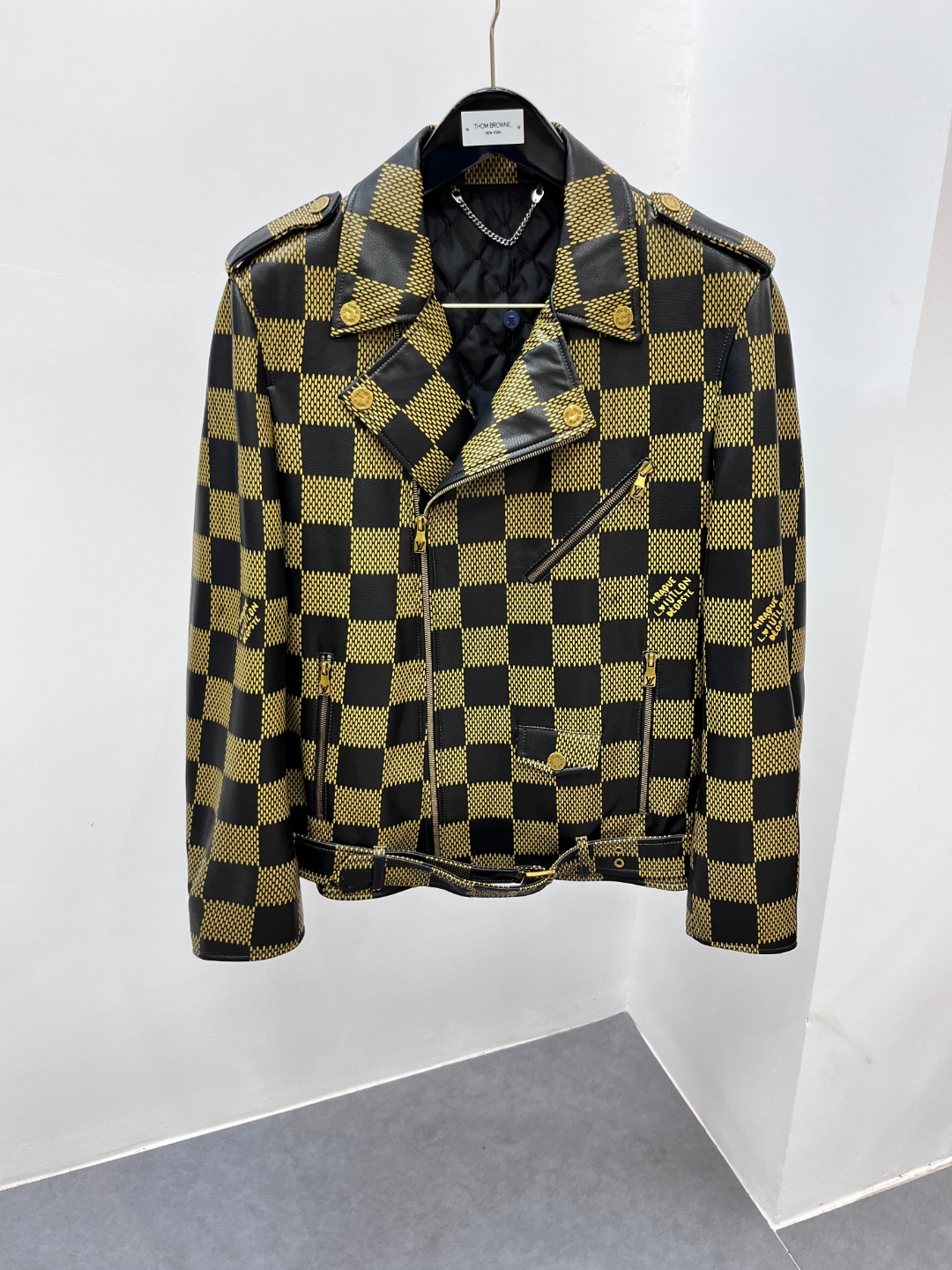 NO:674834,### **1. Material of Soul Crit | Luxurious touch of calfskin** **'Soft gold that will make you addicted once you touch it!'** Selected **European calfskin embryo**, hand-tanned by LV craftsmen!   It feels **smooth and waxy** like silk when your fingertips touch it, but it has a **skinny feeling** and does not collapse~ It flows in the sun and has a **matte high-grade glaze feel**, and splashes on rainy days can be wiped off **(In actual testing, the older it is after wearing it for 3 years, the more it feels like a vintage movie!)** --- ### **2. The details of Fengshen｜Hidden scheming LV printing core technology** **'A million-level haute couture method that you can only understand when you look up close!'**  **Intaglio embossed presbyopia** Seen from a distance, it is low-key and pure black. Close up **Fingertips stroke the convex pattern**—— **Monogram pattern** emerges like a relief in the dark night!   **Nano-scale inkjet positioning** The edge of each petal **0.1mm gradient smudge**, comparable to meticulous painting!   **Old copper rivets** Deliberately retain the oxidized mottled feeling, **The retro motorcycle soul is directly attracted** --- ### **3. Upper body experience | 185 boys real evaluation** **'The shape is so good that it looks like it grows on my body!'** **Micro-profile tailoring**The shoulder line is deliberately expanded **3cm**, hiding the fat and making the head smaller!   **Magic waistline** Back** V-shaped darts**, look thin like a paper figure from the side **Sleeve mechanism** Built-in ** Two-way adjustment buckle**, roll up the sleeves to reveal the watch and instantly become a yuppie style ** (Paired with a scheming white T+silver chain, stay away from strangers, full aura!)** --- ### **4. Actual scene test｜God-level battle suit that can withstand strong winds**  **Riding a motorcycle late at night** Level 8 wind can’t penetrate my clothes!  (**Wool blended interlayer inside**Black technology) **Café office**The air-conditioned room is warm but not stuffy, **The calf leather self-regulating temperature feeling** is amazing!   **Date on the road** Leather jacket smells under the street lamp **Aoki sandalwood note**, my girlfriend is madly inhaling the 'boyfriend smell',,louis vuitton,leather jacket,cowhide,gold,Top Customize119860909### **一、灵魂暴击の材质｜小牛皮の奢华触感**  **“摸一次就上瘾的软黄金！”**  精选**欧洲小牛皮胚**,LV工匠手工鞣制！  指尖划过如**丝绸般滑糯**,却自带**筋骨感**不塌陷～  日光下流转**哑光高级釉感**,雨天溅水一擦即净  **（实测穿3年越旧越有vintage电影感！）**  --- ### **二、封神细节｜暗藏心机的LV印花核工艺**  **“离近看才懂的百万级高定玩法！”**  **阴刻浮雕老花**远看低调纯黑,凑近**指尖抚过凸纹**——  **Monogram花纹**如暗夜浮雕浮现！  **纳米级喷墨定位**每朵花瓣边缘**0.1mm渐变晕染**,堪比工笔画！  **做旧铜质铆钉**故意保留氧化斑驳感,**复古机车魂直接拉满**  --- ### **三、上身体验｜185男生真人测评**  **“版型好到像长在我身上！”**  **微廓形剪裁**肩线刻意**外扩3cm**,藏住拜拜肉还显头小！  **魔术腰线**后背**V型收省**,侧面看瘦成纸片人  **袖管机关**内藏**双向调节扣**,撸袖子露腕表秒变雅痞范儿  **（搭配心机内搭白T+银链,生人勿近气场全开！）**  --- ### **四、场景实测｜能扛住狂风的神级战衣**  **深夜骑机车**8级风灌不进衣襟！（内里**羊毛混纺夹层**黑科技）  **咖啡馆办公**空调房暖而不闷,**小牛皮自调节温感**绝了！  **约会压马路**路灯下皮衣泛**青木檀香调**,女友疯狂吸“男友味”,,louis vuitton,leather jacket,cowhide,gold,Top Customize1,Men's clothing