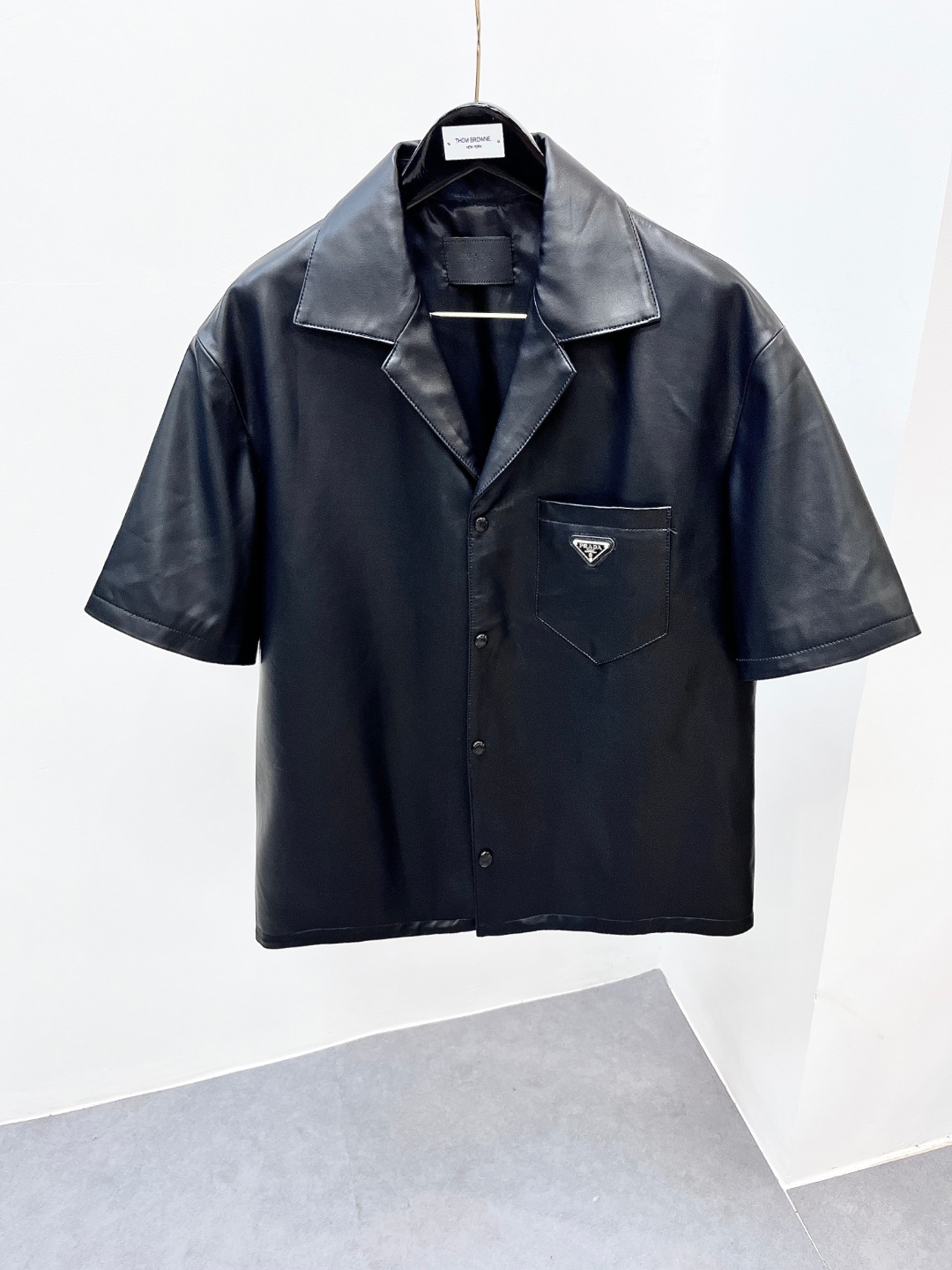 NO:674820,Prada suit shirt, thin genuine sheepskin short-sleeved shirt jacket, 1:1 high-end thin closed cashmere sheepskin, non-market ordinary sheepskin, the back of the leather is still silky without lining, clean fit style, advanced and simple,, prada,jackets & coats,shirts,T-shirt,sheepskin,Top Customize119860909Prada套装衬衫 薄款真羊皮短袖衬衫夹克 1:1高定薄款闭绒羊皮,非市场普通羊皮 皮反面无里布依然丝滑,clean fit风格高级简约,,prada,jackets & coats,shirts,T-shirt,sheepskin,Top Customize1,Men's clothing